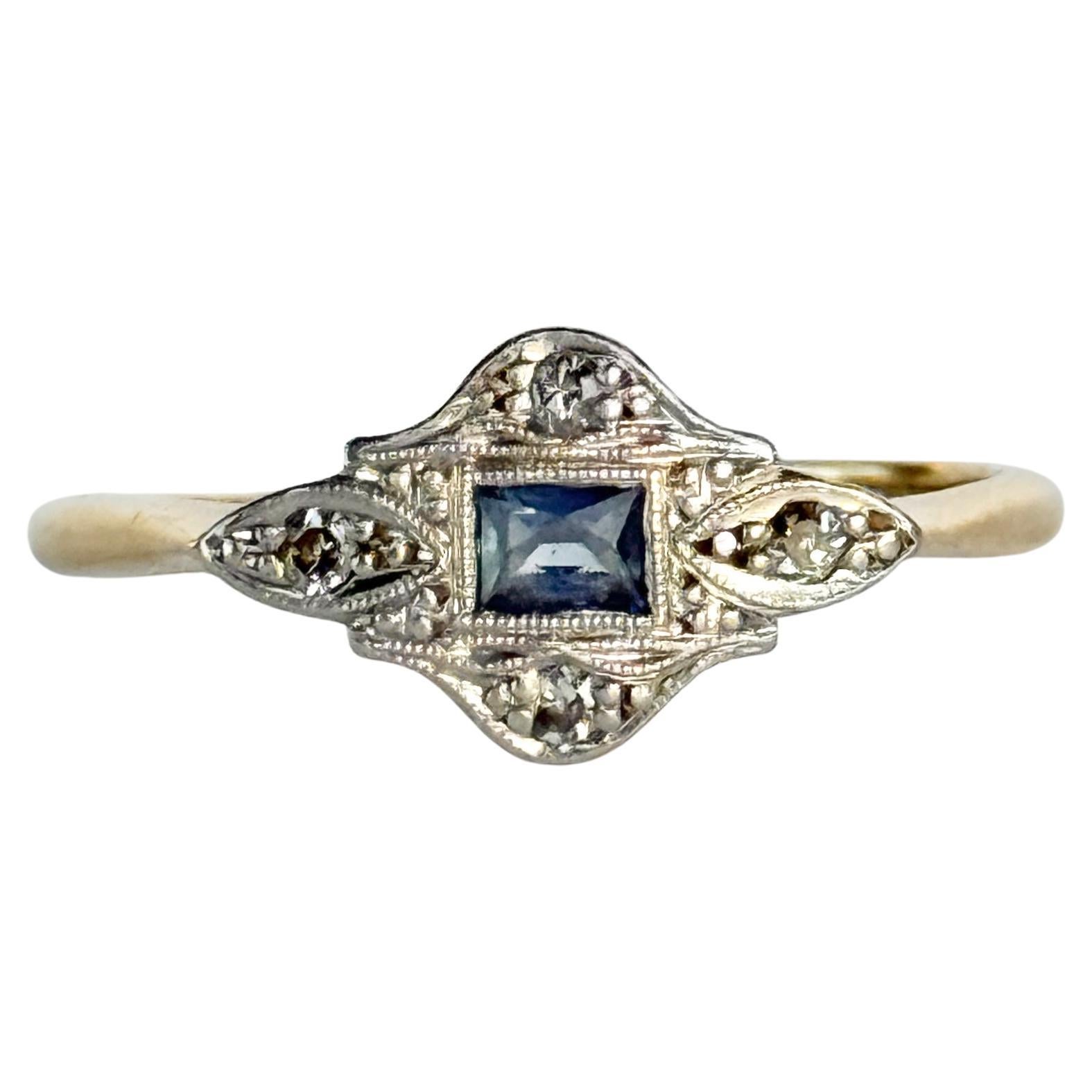 Anello Art Deco con zaffiro e diamante in oro 18 carati e platino con pannello a grappolo in vendita