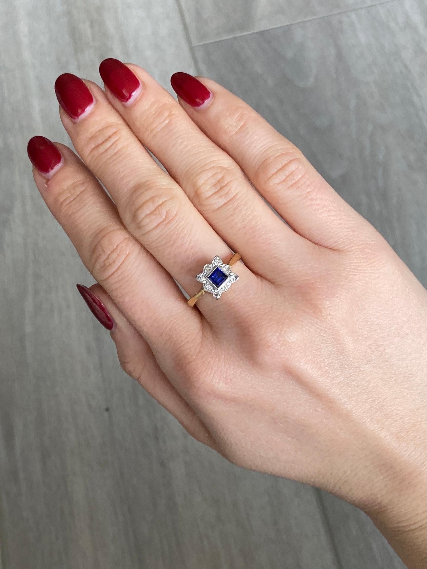 Art Deco Saphir und Diamant 18 Karat Gold Cluster-Ring im Zustand „Gut“ in Chipping Campden, GB