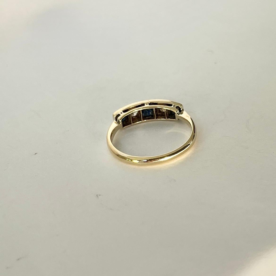Fünfsteiniger Art-Déco-Ring aus 18 Karat Gold mit Saphiren und Diamanten (Rundschliff) im Angebot