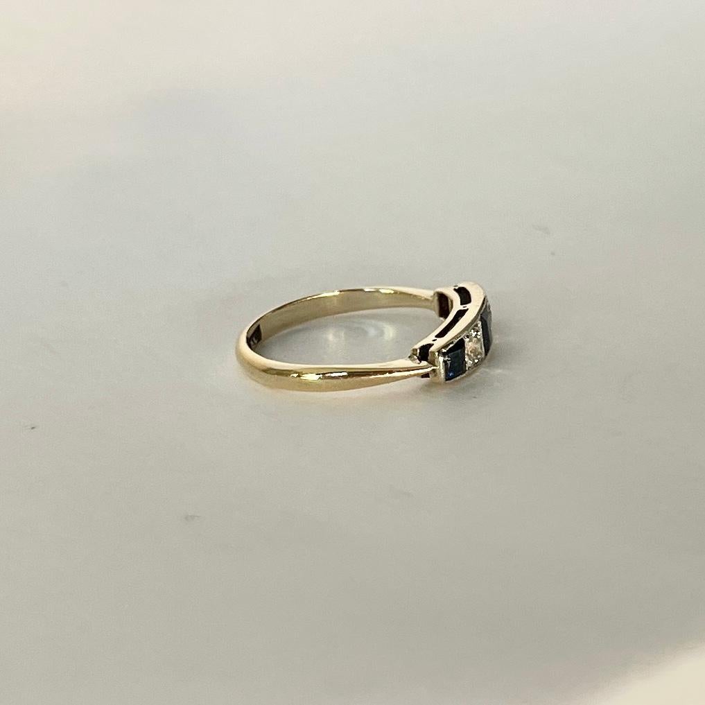 Fünfsteiniger Art-Déco-Ring aus 18 Karat Gold mit Saphiren und Diamanten im Zustand „Gut“ im Angebot in Chipping Campden, GB