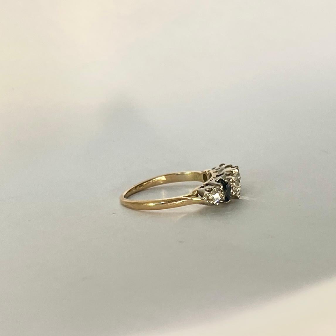 Fünfsteiniger Art-Déco-Ring aus 18 Karat Gold mit Saphiren und Diamanten Damen im Angebot