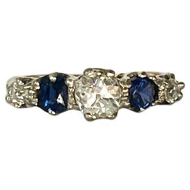 Fünfsteiniger Art-Déco-Ring aus 18 Karat Gold mit Saphiren und Diamanten im Angebot