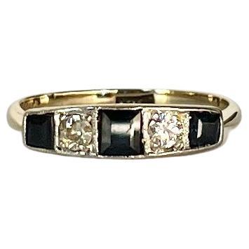 Fünfsteiniger Art-Déco-Ring aus 18 Karat Gold mit Saphiren und Diamanten im Angebot