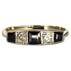 Fünfsteiniger Art-Déco-Ring aus 18 Karat Gold mit Saphiren und Diamanten