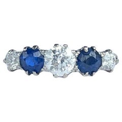 Anillo Art Déco de cinco piedras de oro de 18 quilates con zafiro y diamantes