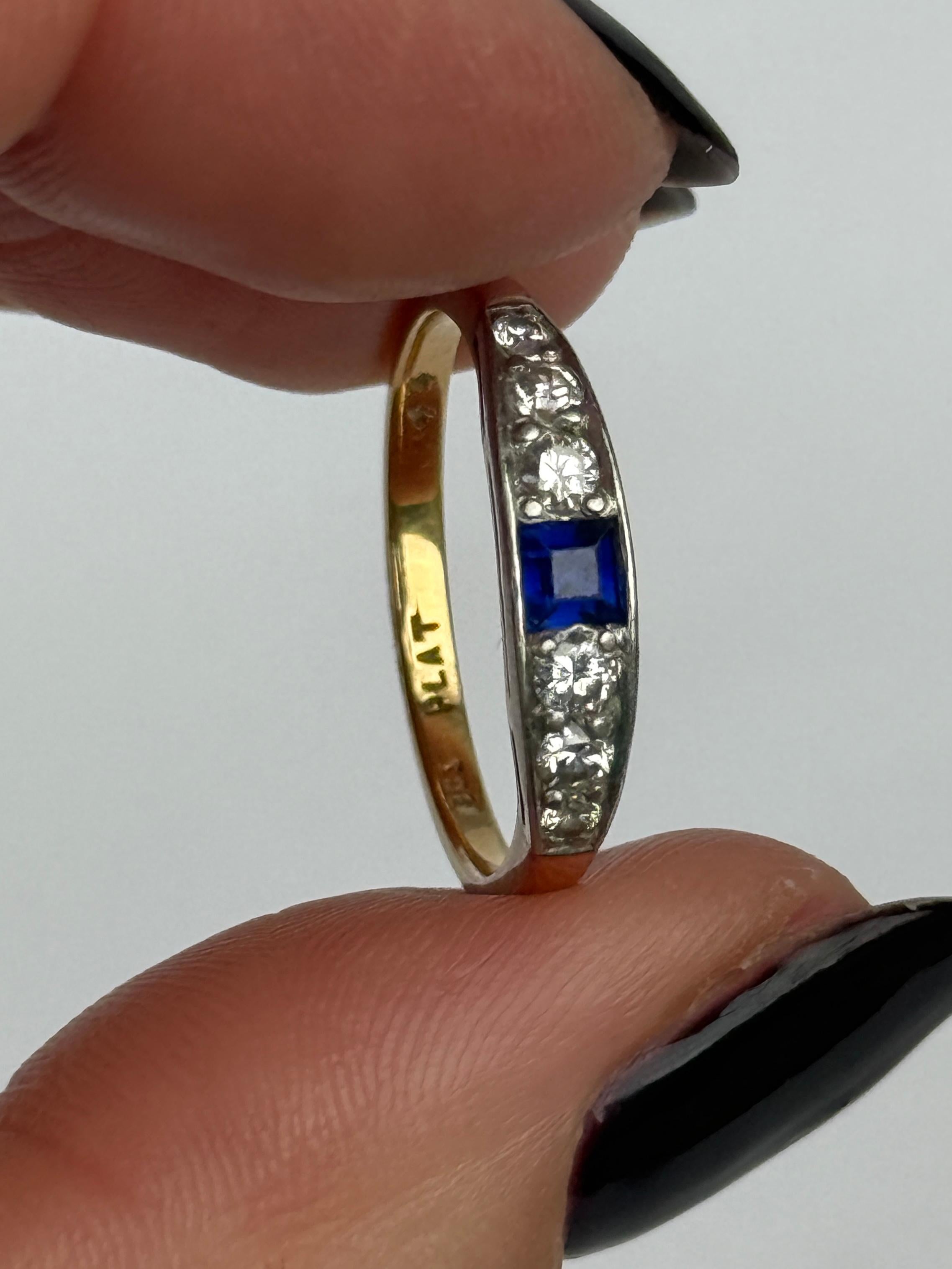 Nel platino è incastonato uno splendido zaffiro blu brillante di 25 carati.  Ai lati dello zaffiro si trovano dei Trio di diamanti per un totale di 15 punti. Il resto dell'anello è modellato in oro 18ct.

Misura dell'anello: N 1/2 o 7 
Larghezza