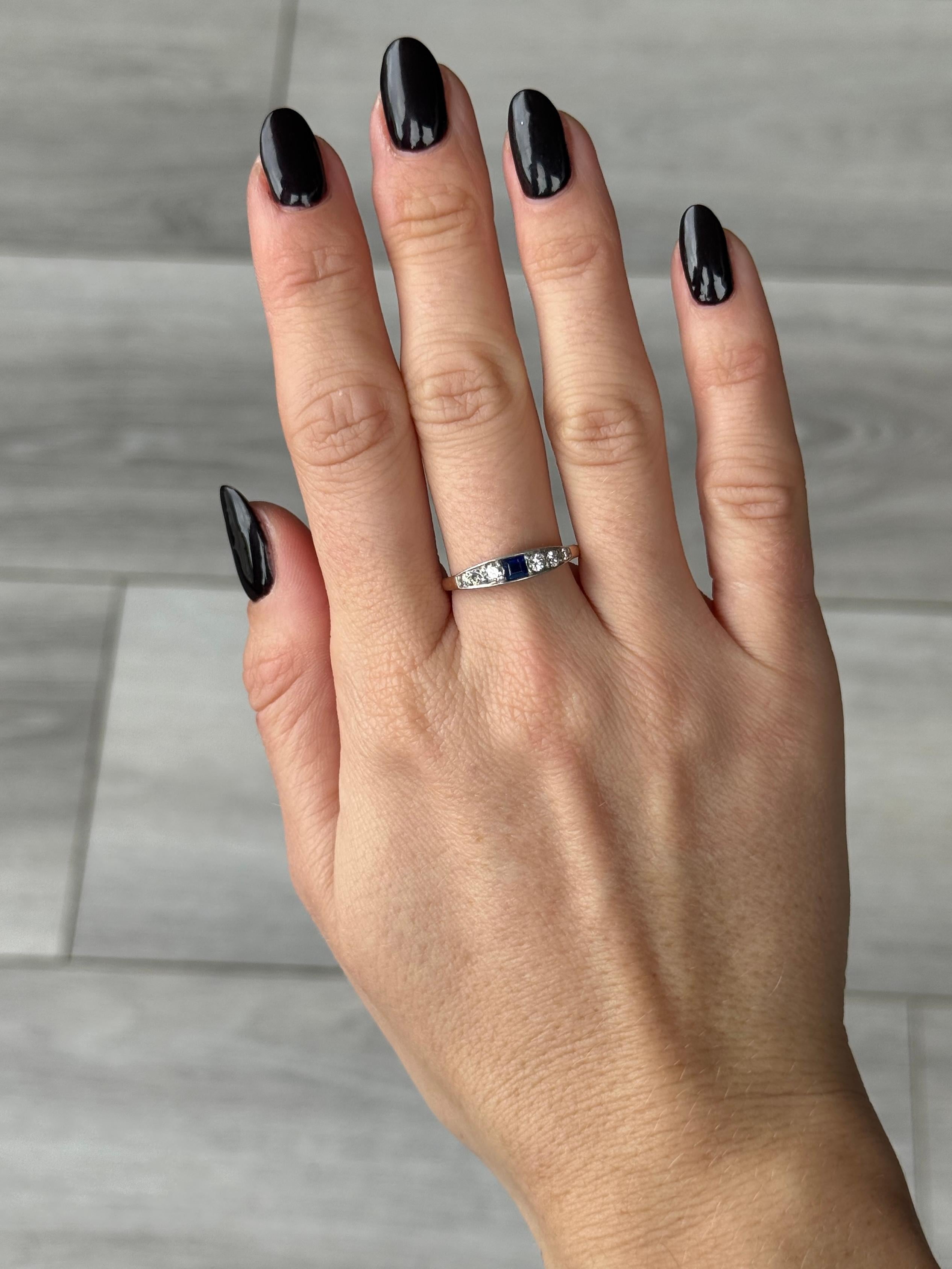 Taglio rotondo Fascia a sette pietre in oro 18 carati con zaffiri e diamanti Art Deco in vendita