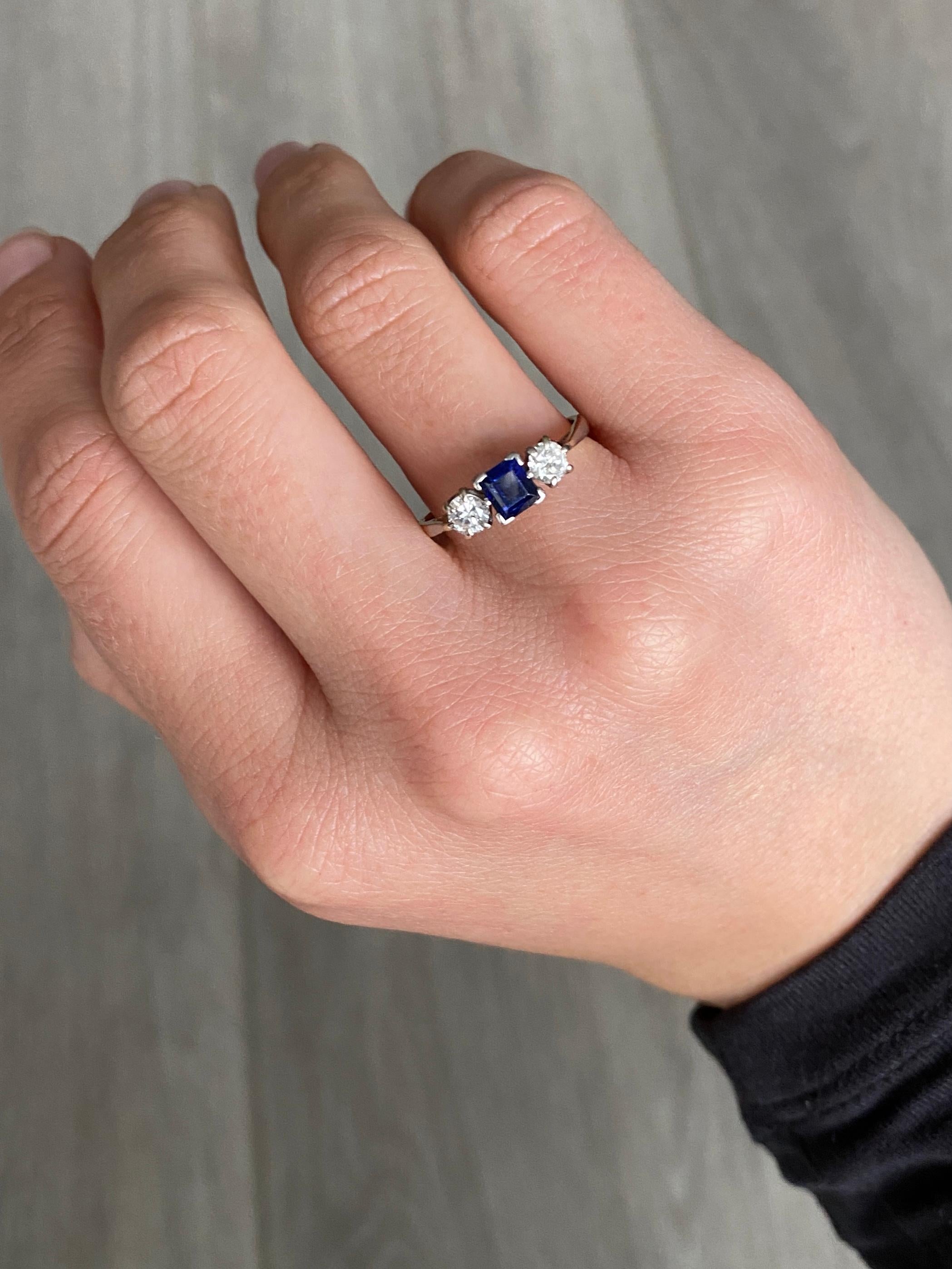 Bague Art déco à trois pierres en or 18 carats avec saphirs et diamants Pour femmes en vente