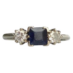 Anillo Art Déco de Tres Piedras en Oro de 18 Quilates con Zafiro y Diamantes