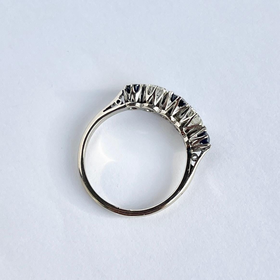 Fünfsteiniger Art-Déco-Ring aus 18 Karat Weißgold mit Saphiren und Diamanten (Edwardian) im Angebot