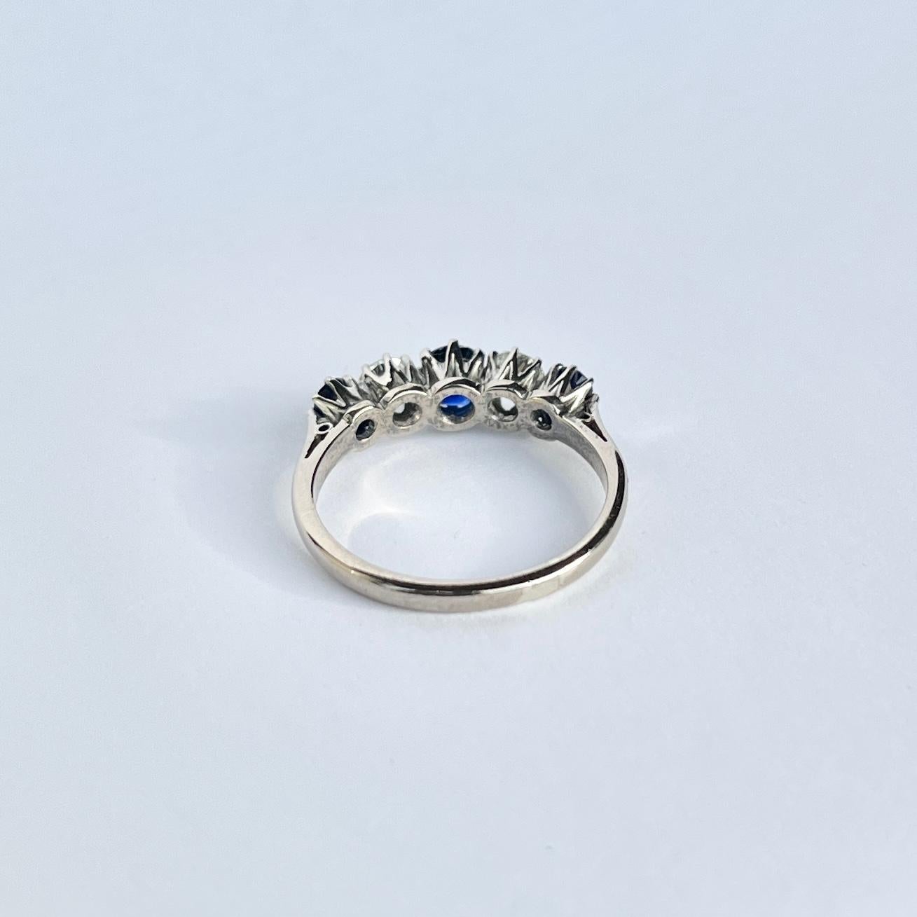 Fünfsteiniger Art-Déco-Ring aus 18 Karat Weißgold mit Saphiren und Diamanten (Rundschliff) im Angebot