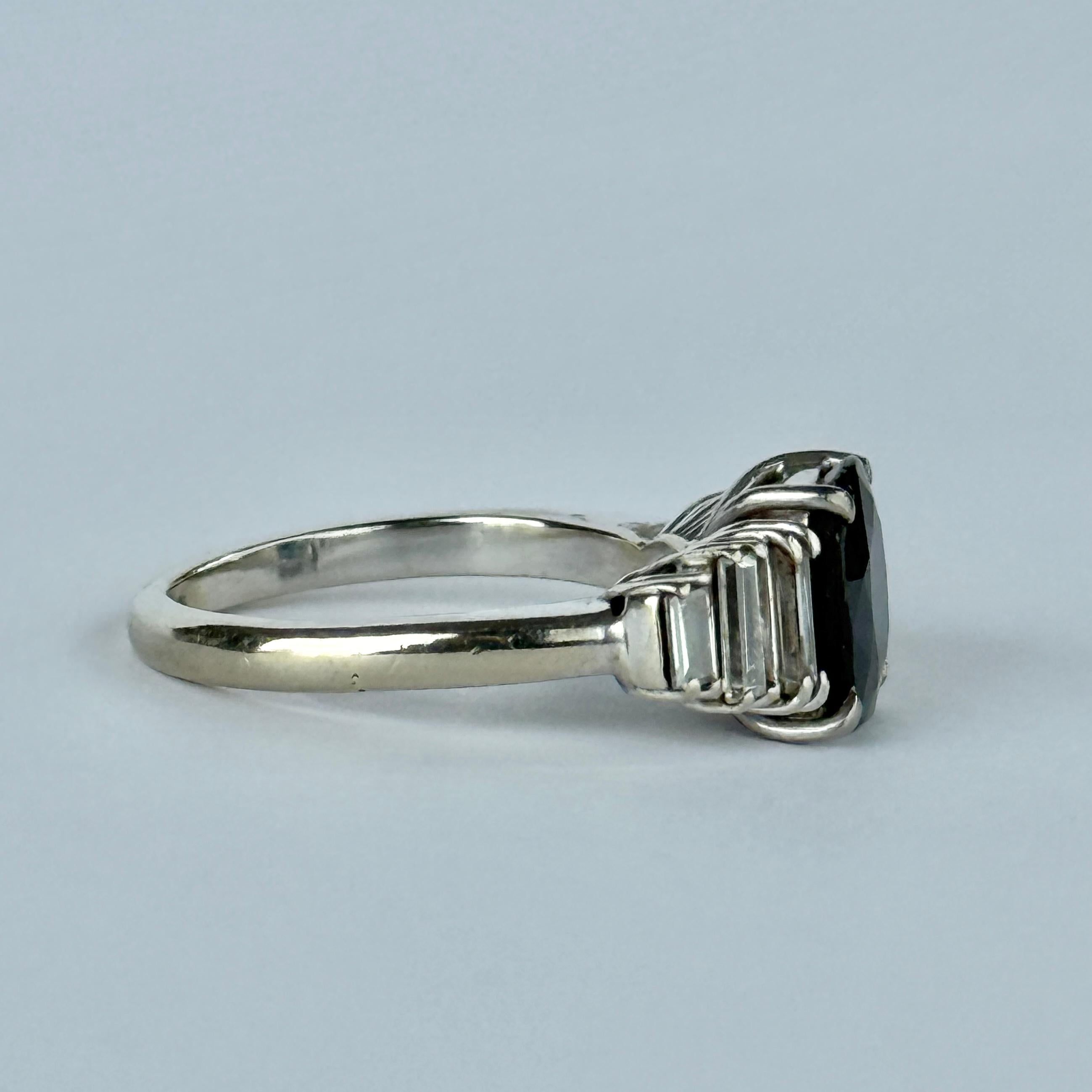 Bague solitaire en or blanc 18 carats saphir et diamant Art déco Bon état - En vente à Chipping Campden, GB