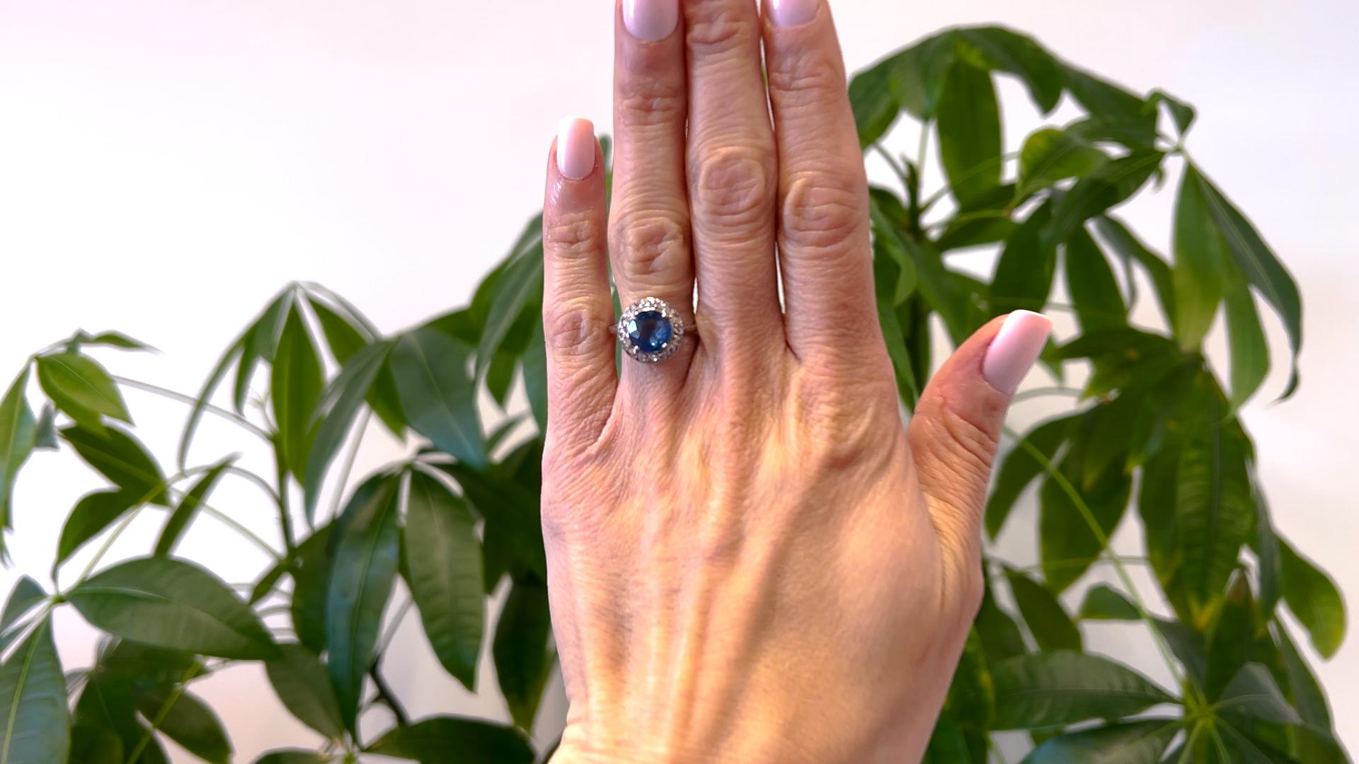 Ein Art Deco Saphir und Diamant 18k Weißgold Cluster Ring. Mit einem runden Saphir im Mischschliff mit einem Gewicht von ca. 2.50 Karat. Akzentuiert durch 16 Diamanten im Rosenschliff mit einem Gesamtgewicht von ca. 0,15 Karat, eingestuft als nahezu