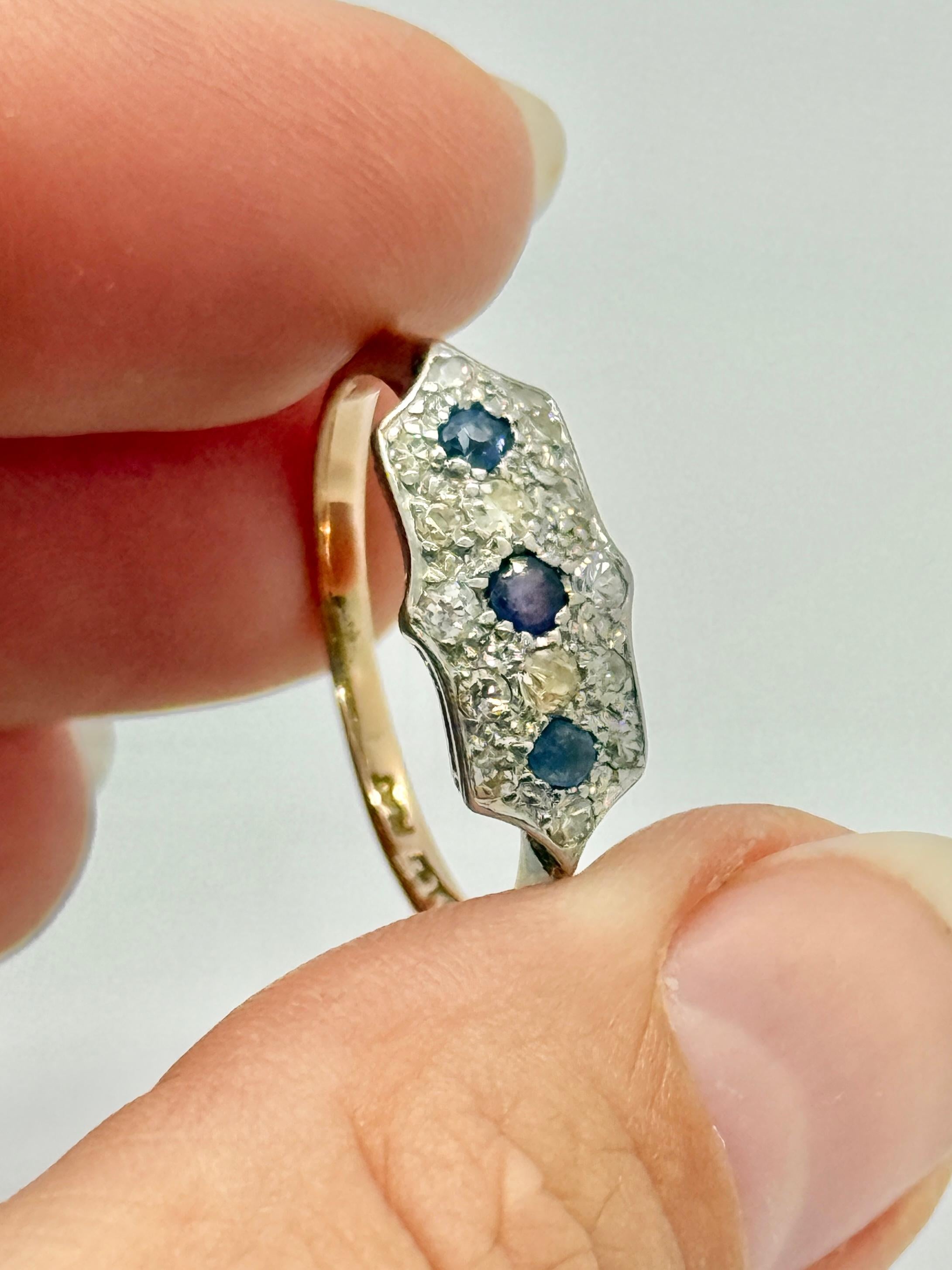 Cette triple grappe est composée de trois saphirs. Le saphir central mesure 6pts et les pierres plus petites 4pts. Le total des diamants est de 22 points. 

Taille de la bague : R ou 8 1/2
Dimension des grappes : 16x8mm 

Poids : 2.5 g