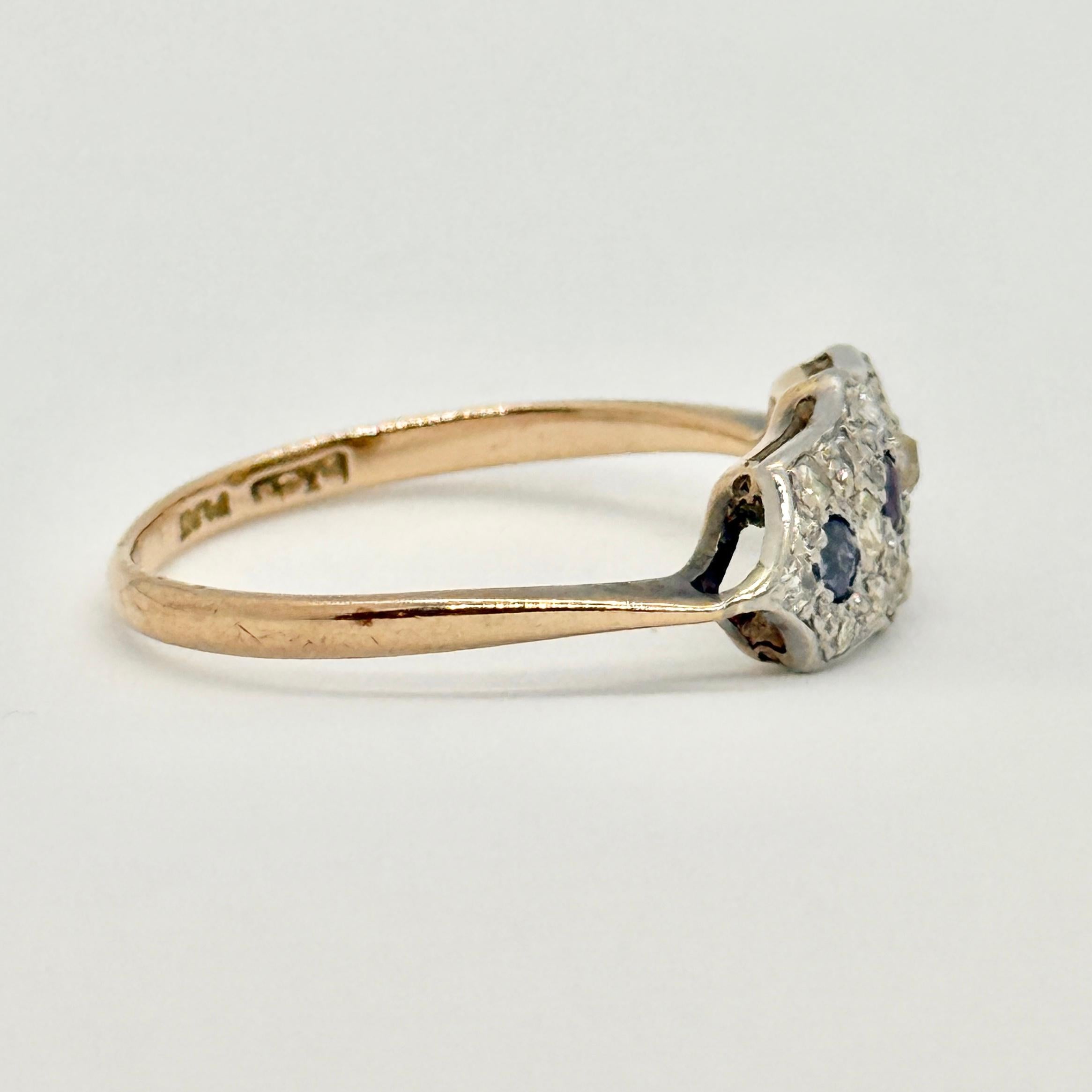 Taille ronde Bague à triple grappe Art déco en or 9 carats avec saphirs et diamants en vente