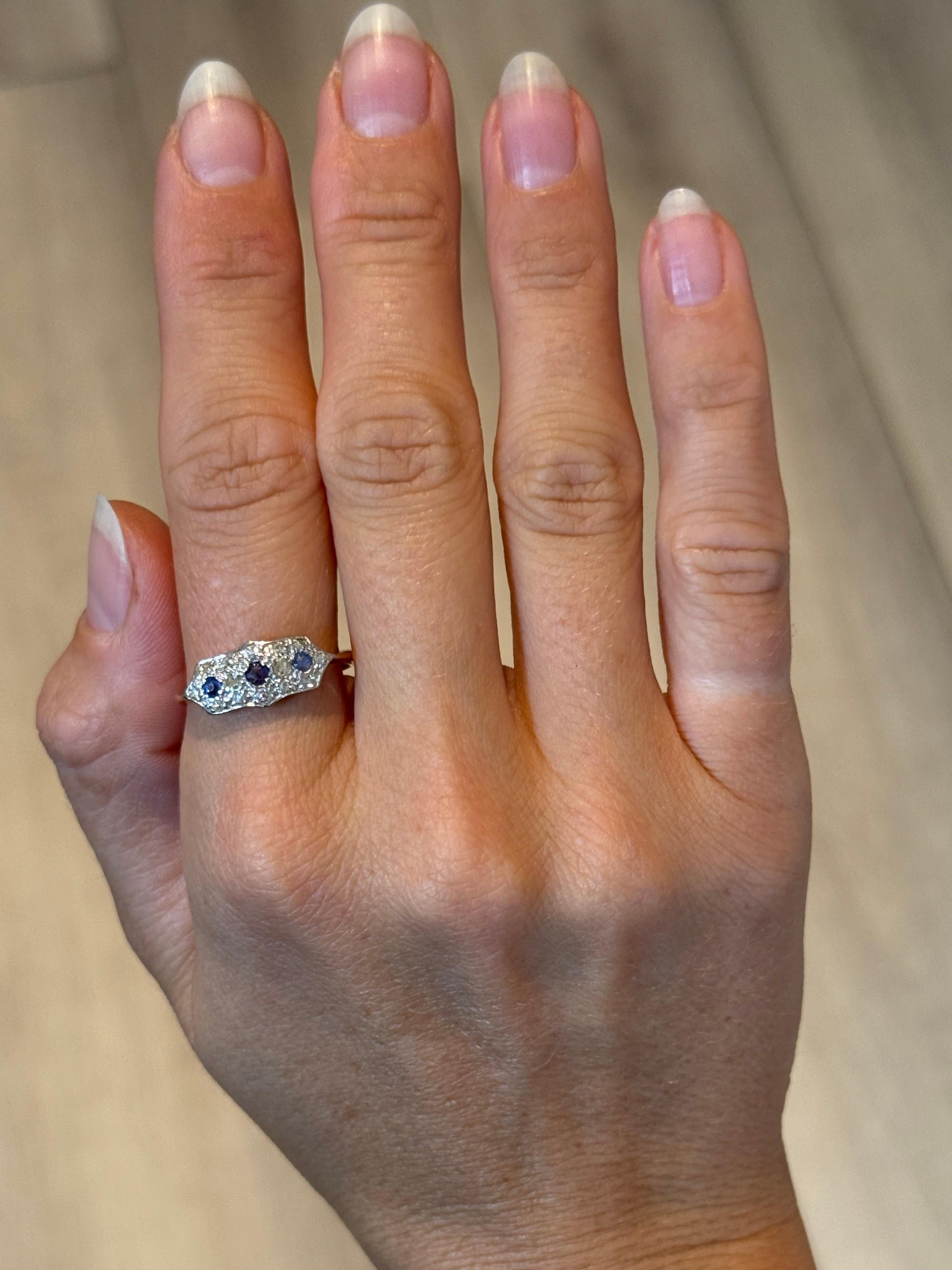 Bague à triple grappe Art déco en or 9 carats avec saphirs et diamants Bon état - En vente à Chipping Campden, GB