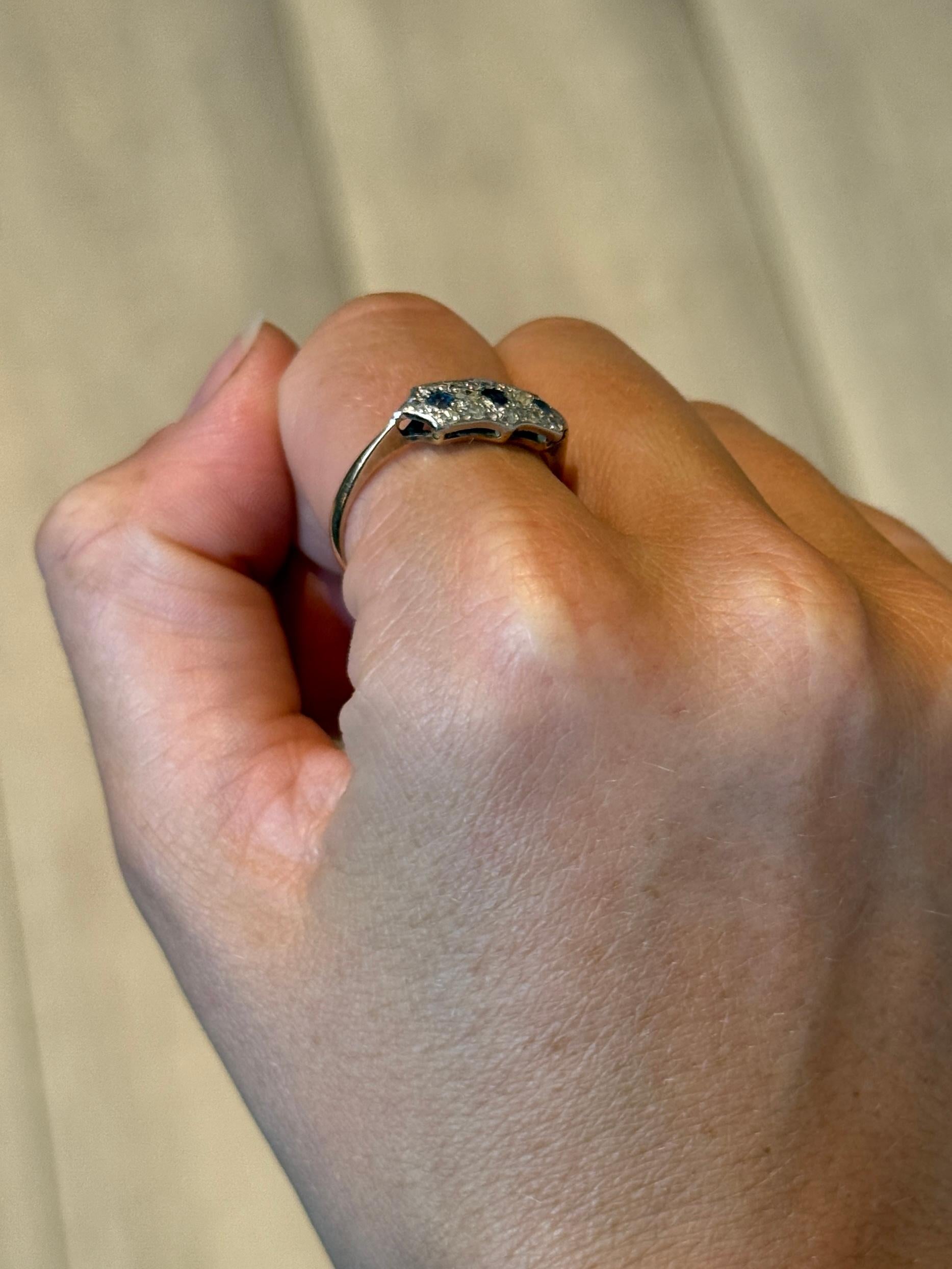 Bague à triple grappe Art déco en or 9 carats avec saphirs et diamants Pour femmes en vente
