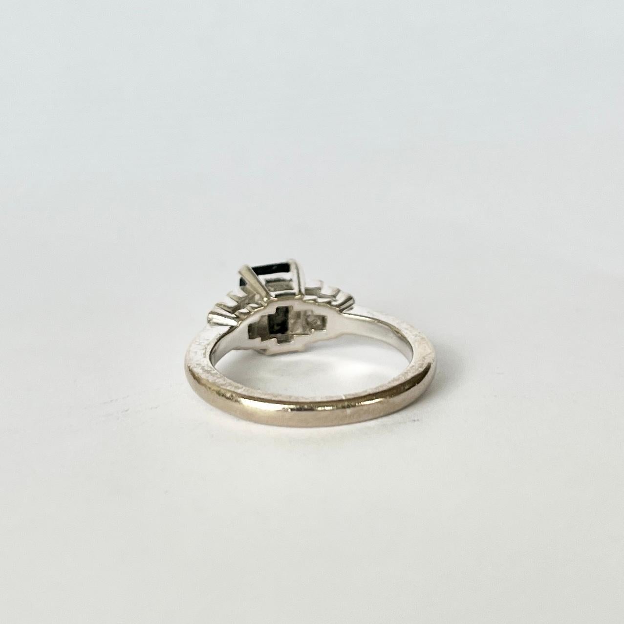 Ring aus 18 Karat Weißgold mit Saphiren und Diamanten im Art déco-Stil im Zustand „Gut“ im Angebot in Chipping Campden, GB