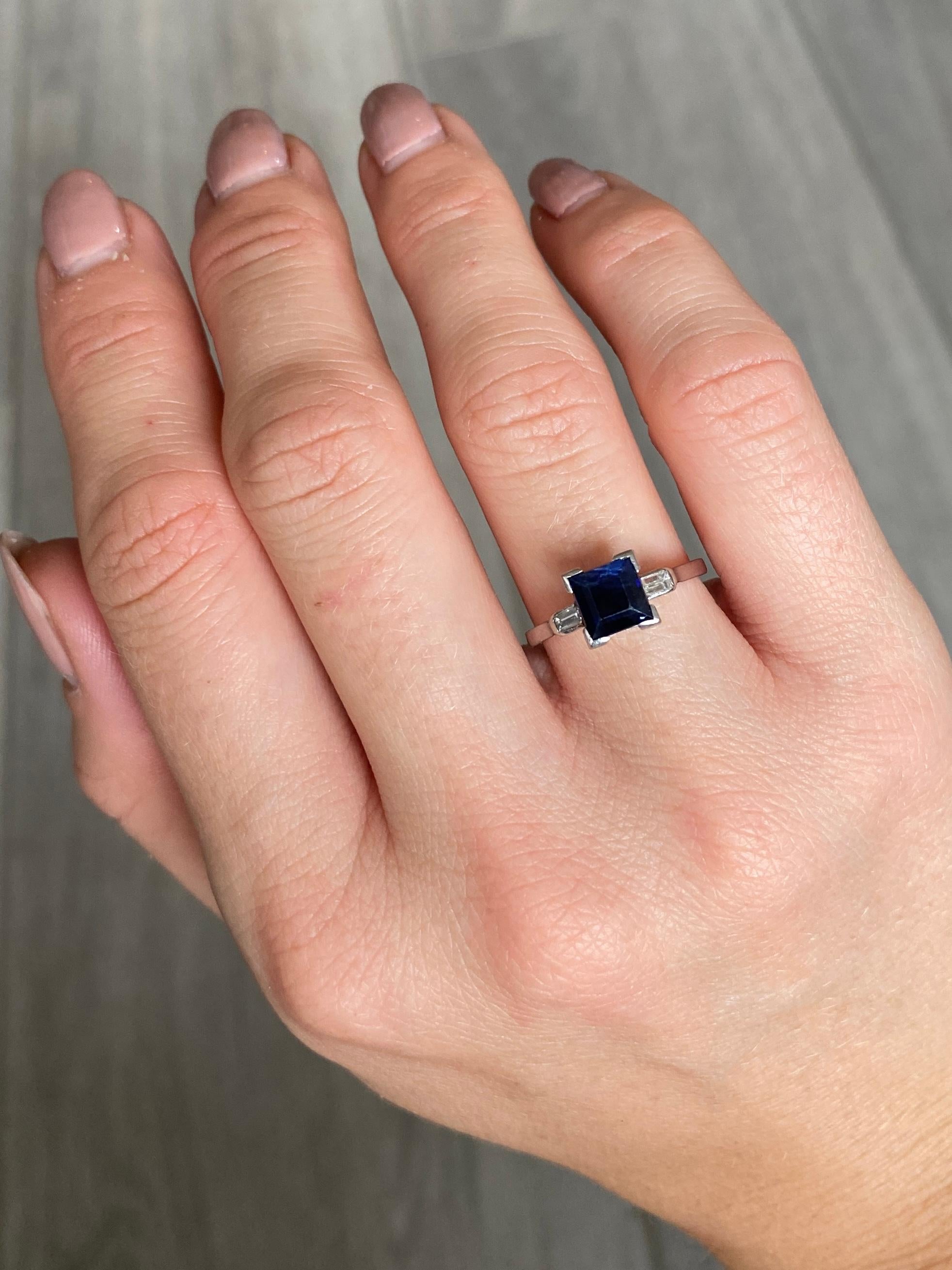 Dreisteiniger Ring aus Platin mit Saphiren, Diamanten und Diamanten im Art déco-Stil (Carréeschliff) im Angebot