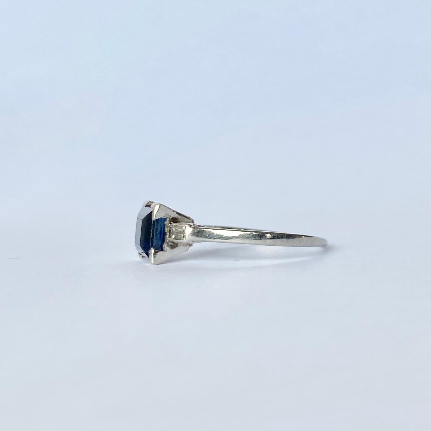 Dreisteiniger Ring aus Platin mit Saphiren, Diamanten und Diamanten im Art déco-Stil Damen im Angebot