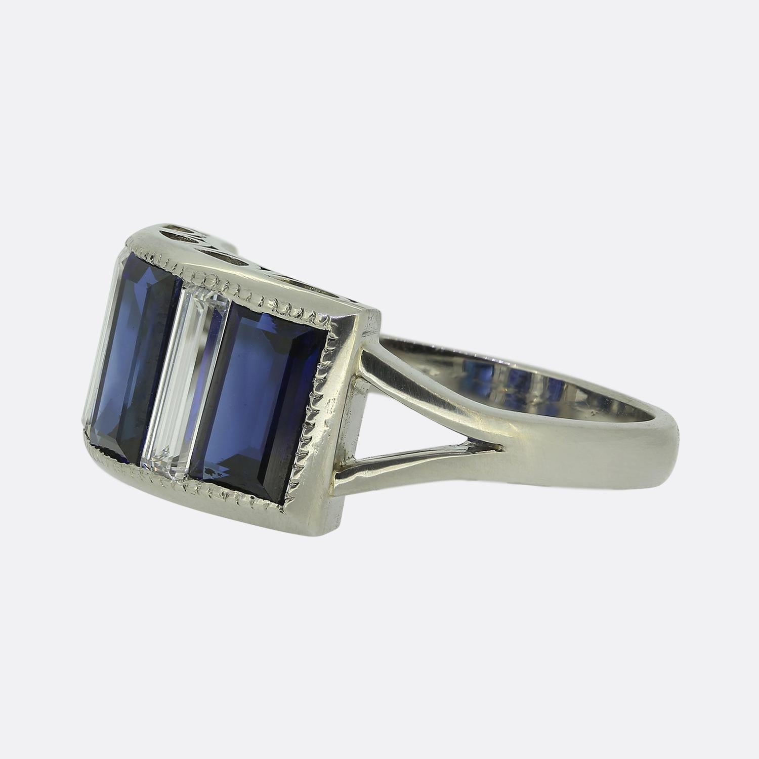Nous avons ici une impressionnante bague en platine datant de l'époque Art déco. La bague est ornée de trois saphirs bleu royal taille baguette et de deux diamants taille baguette. Les pierres ont été assorties de manière experte et sont d'une