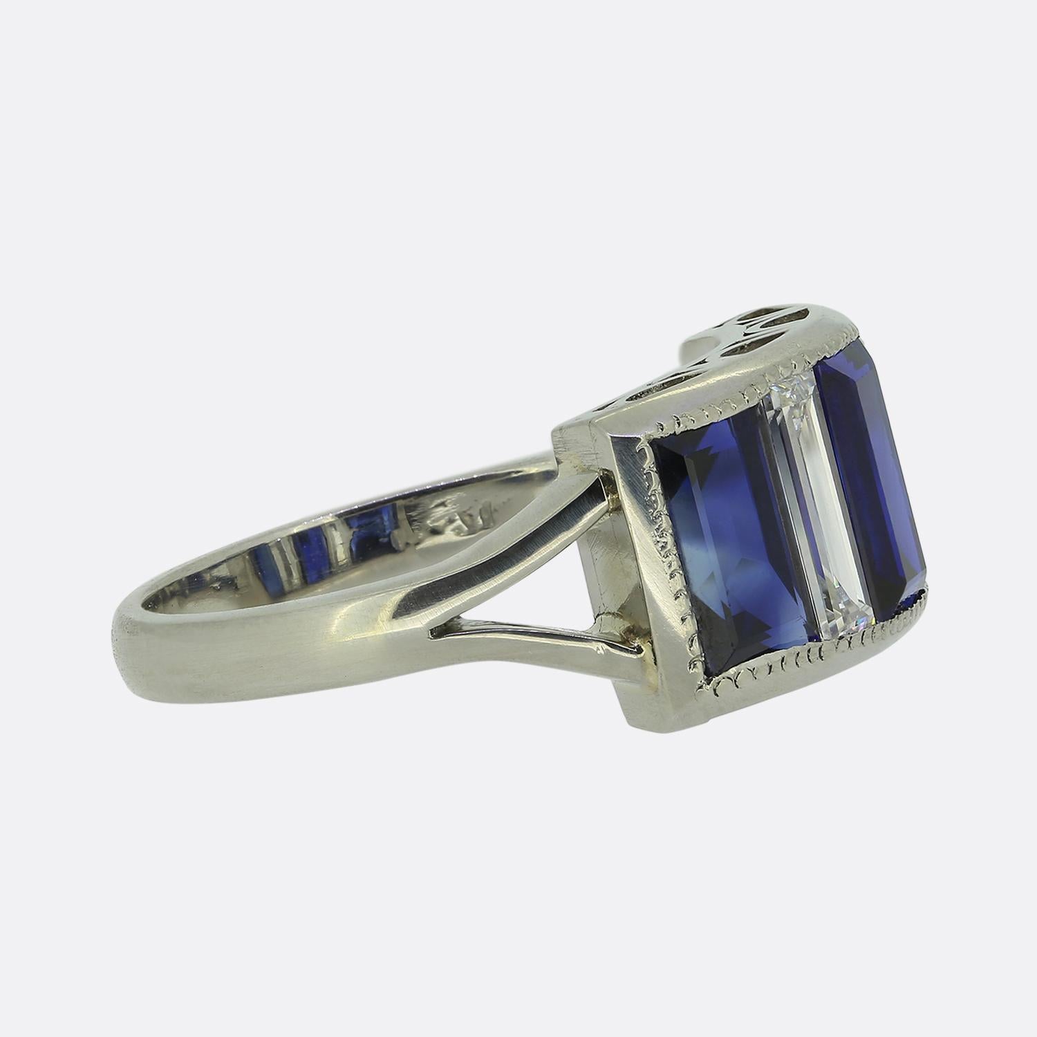 Taille baguette Bague art déco saphir et diamant taille baguette en vente