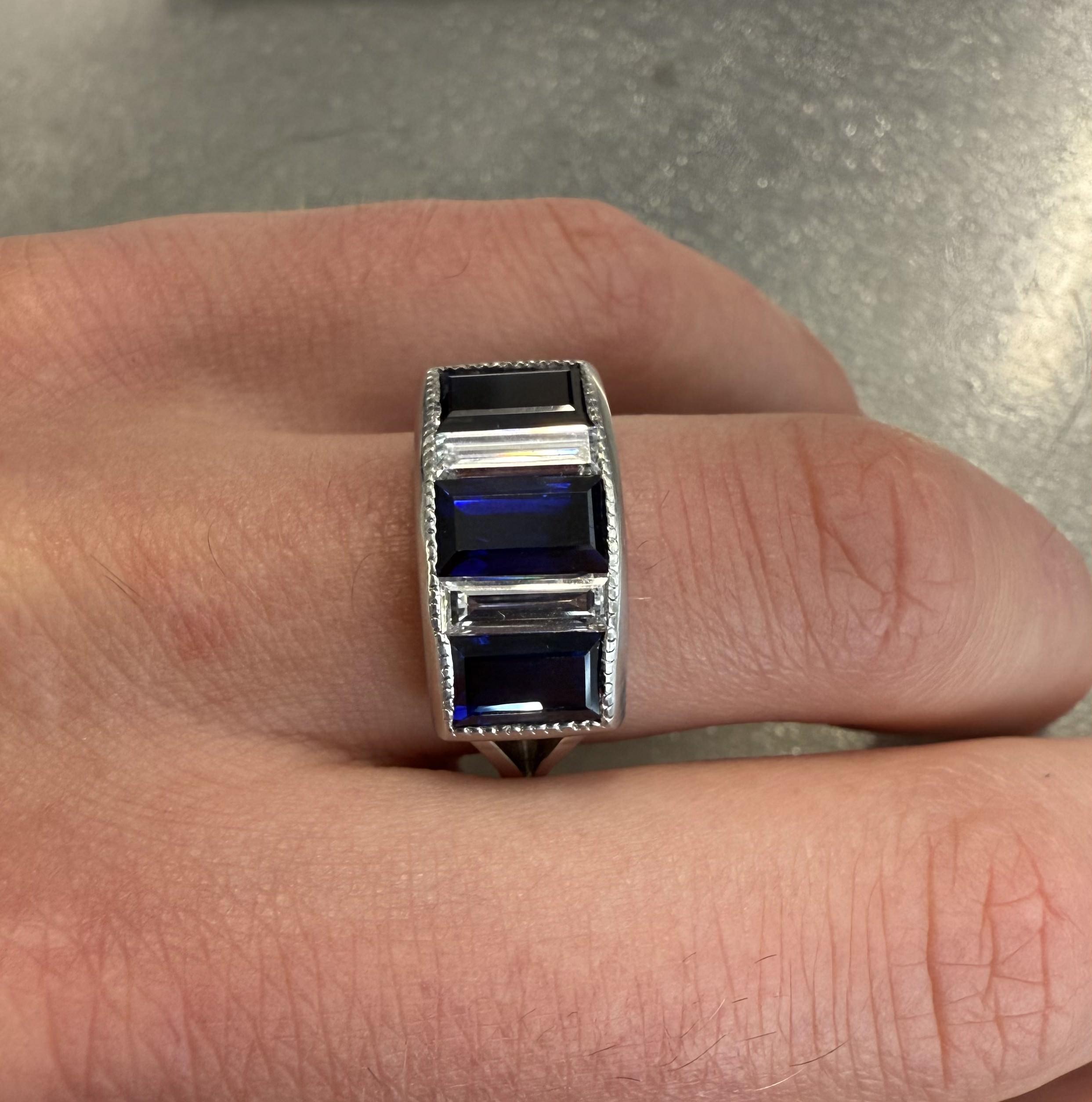 Bague art déco saphir et diamant taille baguette Unisexe en vente