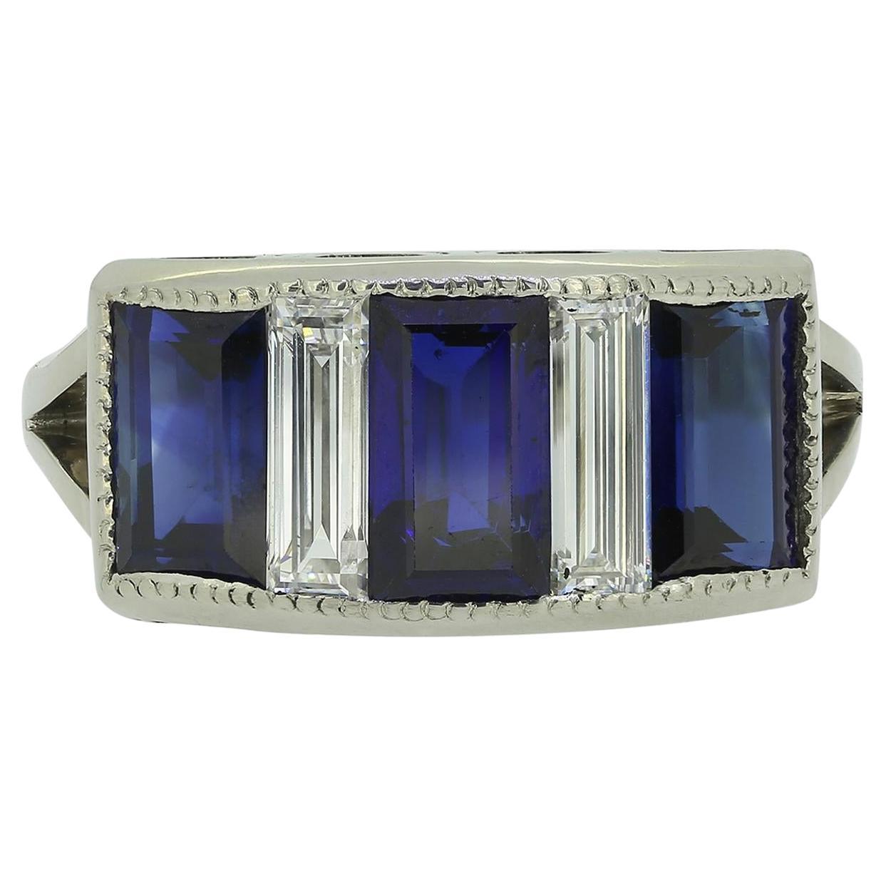 Bague art déco saphir et diamant taille baguette en vente