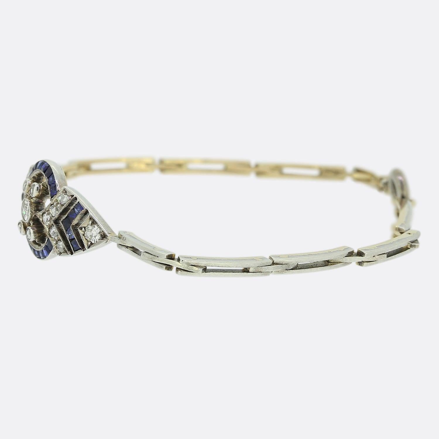 Il s'agit d'un très beau bracelet en saphir et diamant de l'époque Art Déco. Le bracelet présente un diamant central de taille ancienne entouré de saphirs calibrés d'un bleu riche et de diamants de taille rose de part et d'autre. Le dos du bracelet