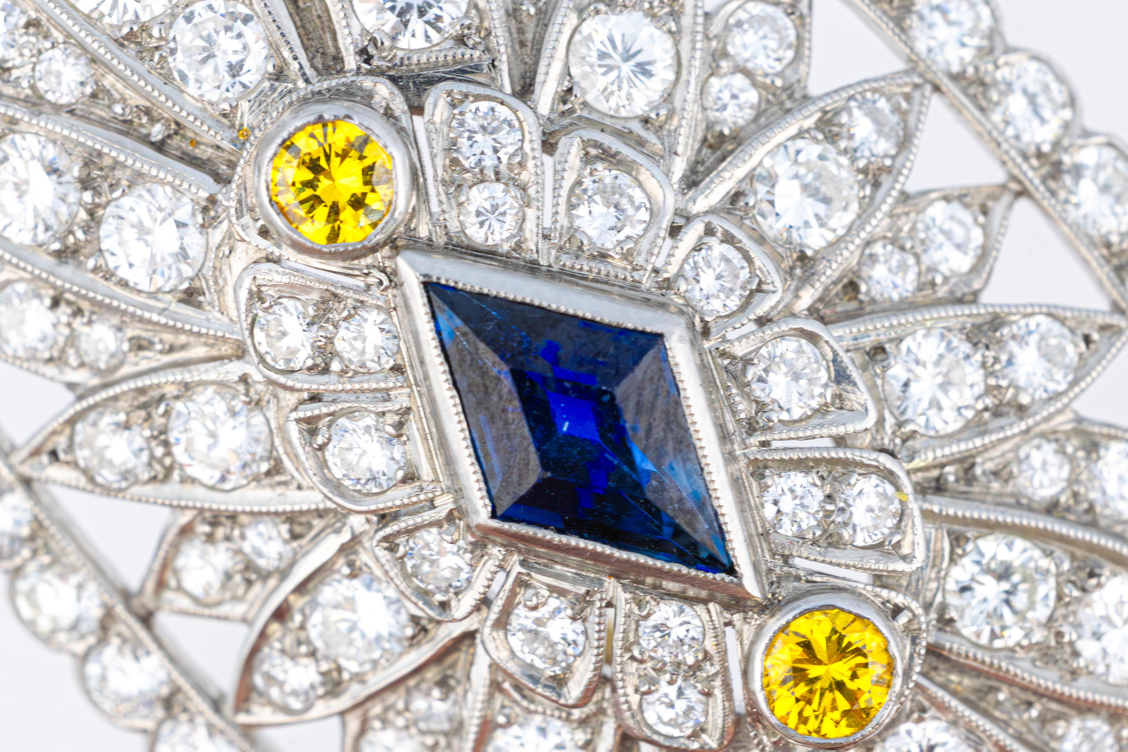 Spilla Art Deco con zaffiro e diamante

Una squisita spilla Art Déco con un'abbagliante disposizione di diamanti incastonati nel platino, che formano un intricato motivo floreale. Al centro, un sorprendente zaffiro blu con taglio a losanga è