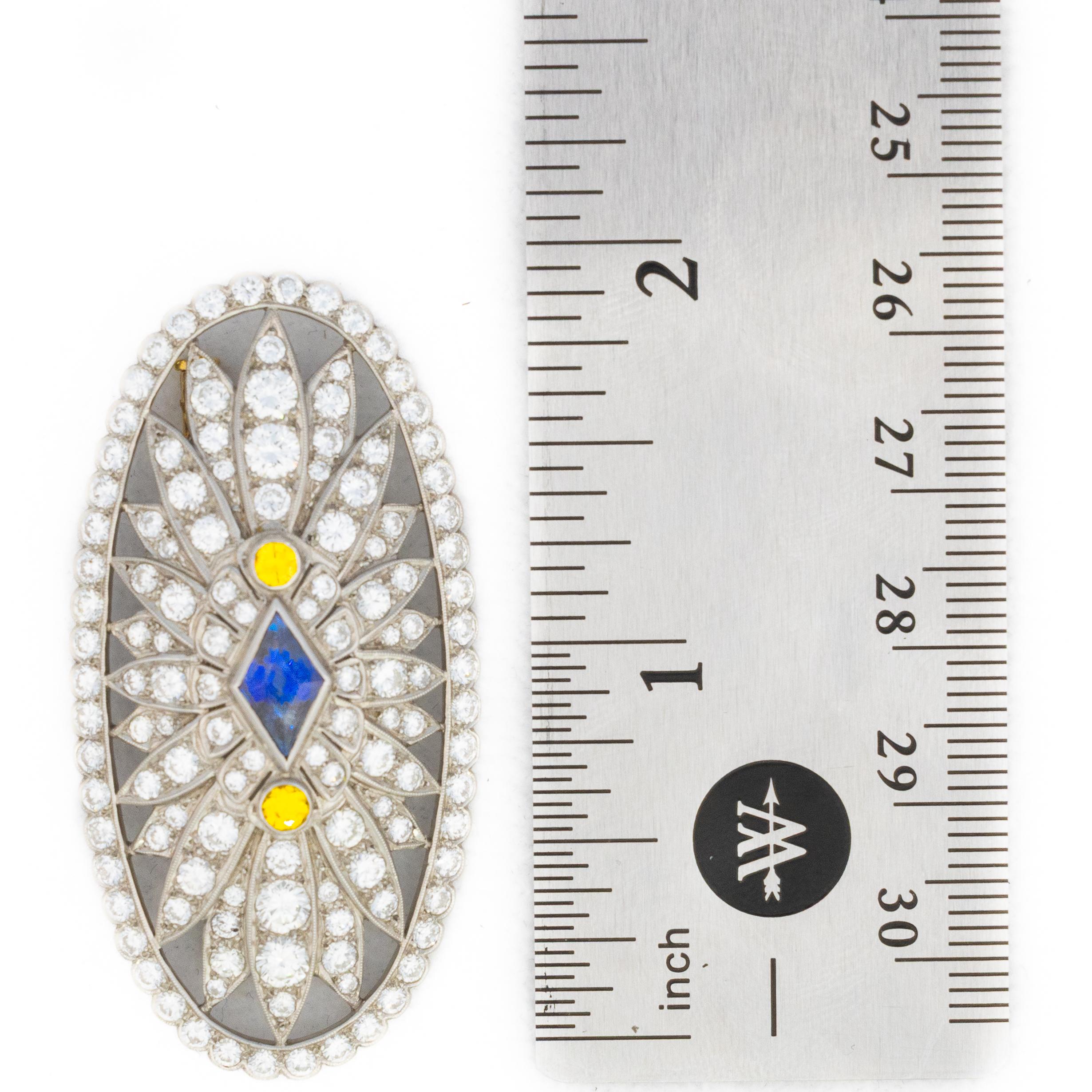 Taglio rotondo Spilla Art Deco con zaffiro e diamante in vendita