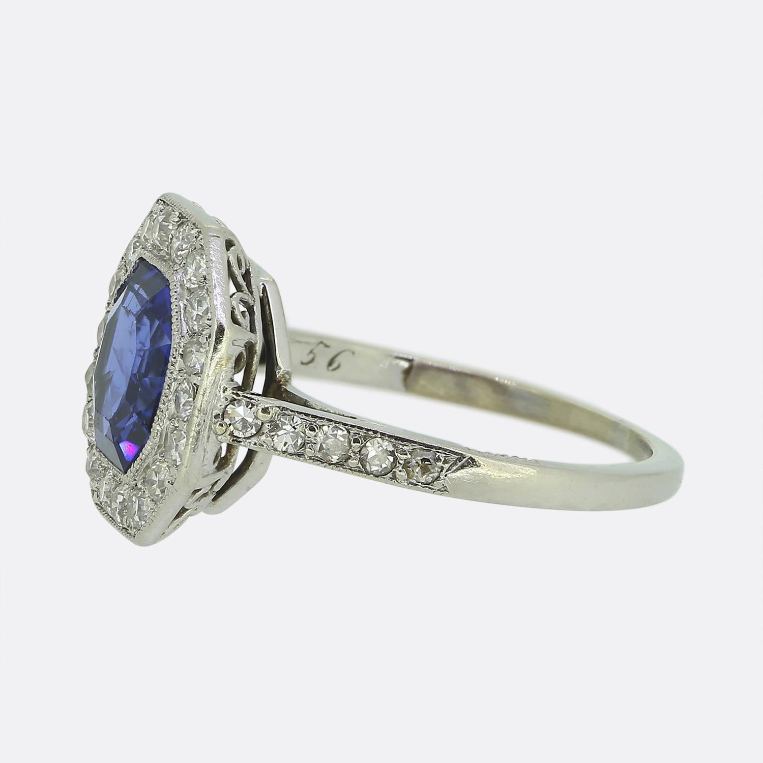 Hier haben wir einen herausragenden Ring, der in der Blütezeit des Art déco gefertigt wurde. Ein fachmännisch von Hand geschliffener achteckiger Saphir in einem sensationellen kornblumenblauen Farbton sitzt leicht erhaben in der Mitte des Gesichts.