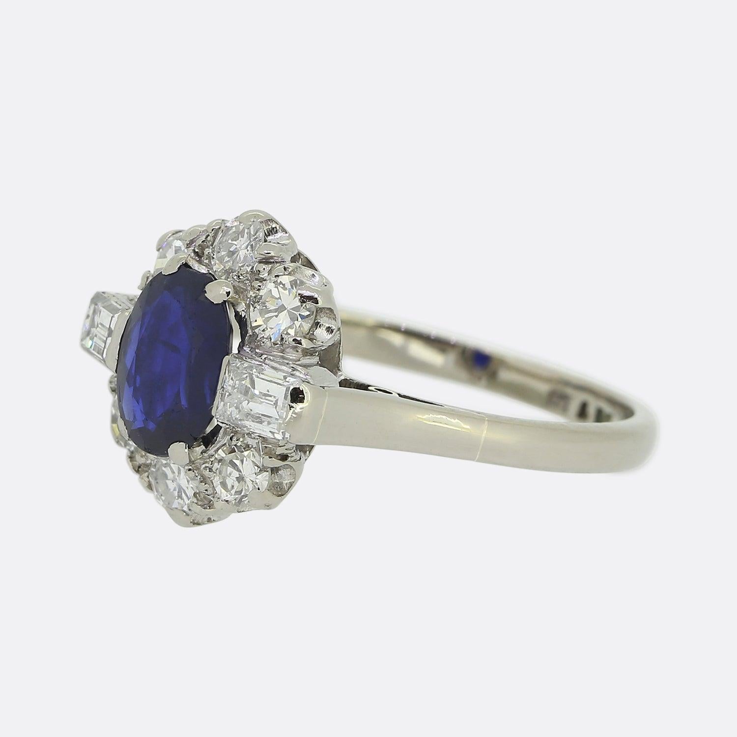 Hier haben wir einen atemberaubenden Saphir- und Diamant-Cluster-Ring, der ursprünglich zu einer Zeit gefertigt wurde, als der Art-Déco-Stil auf dem Höhepunkt des Designs war. Ein einzelner ovaler, facettierter Saphir mit einem kräftigen, leuchtend