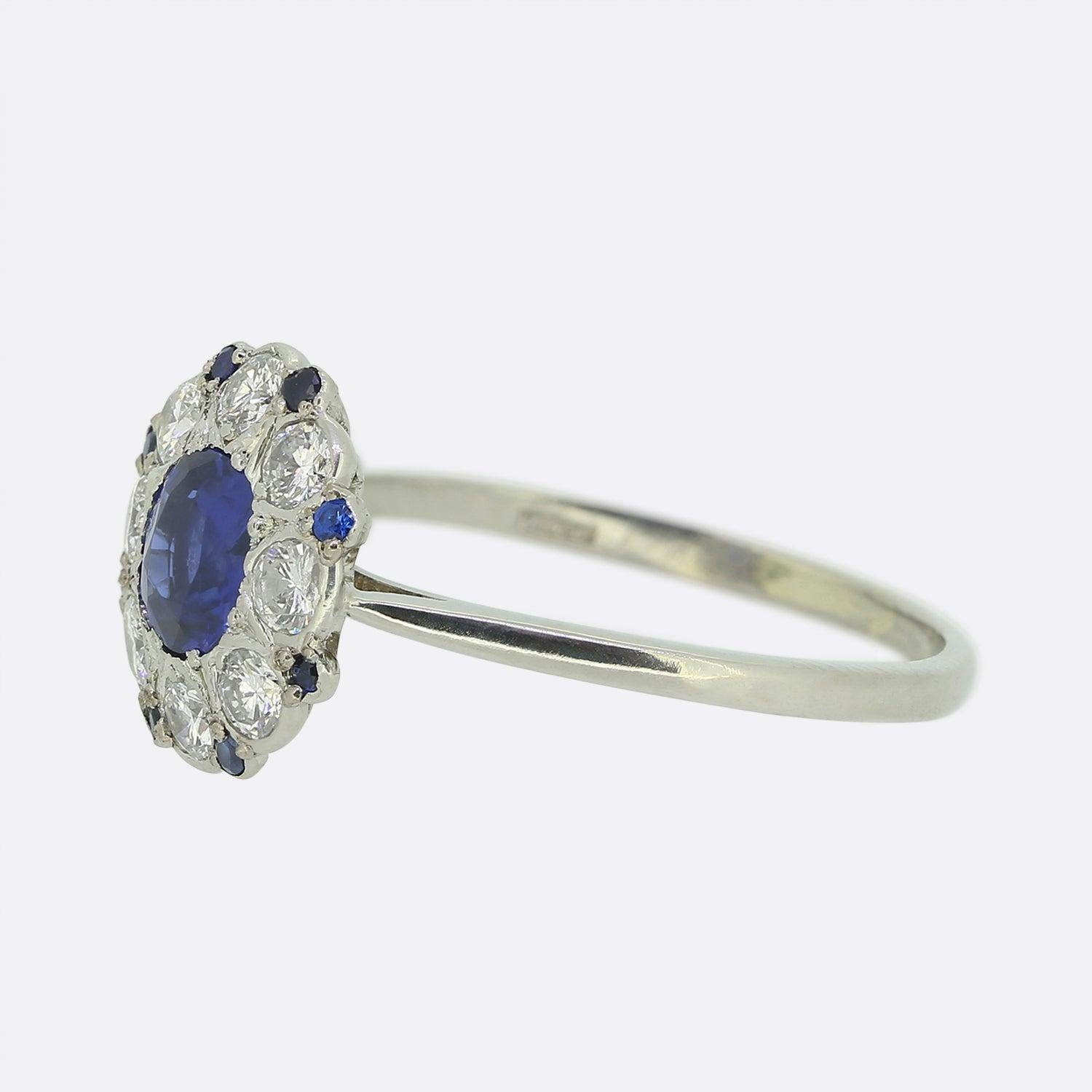 Dieser bezaubernde Ring mit Saphiren und Diamanten wurde zu einer Zeit gefertigt, als der Art-Déco-Stil das Design revolutionierte. Ein einzelner runder, facettierter Saphir in einem bezaubernden kornblumenblauen Farbton sitzt bündig in einer