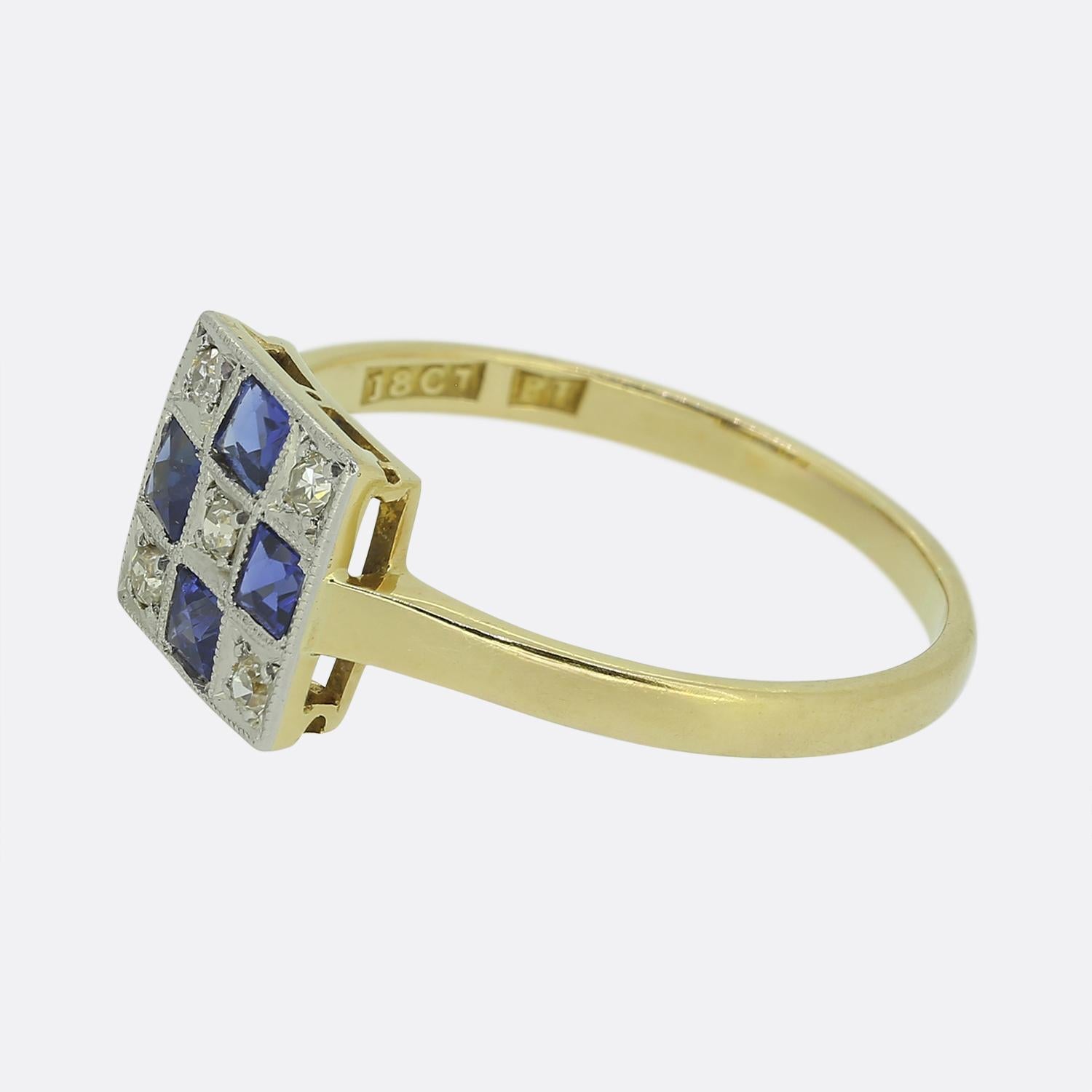 Hier haben wir einen charmanten Cluster-Ring mit einer geometrischen Anordnung von blauen Saphiren im Quadratschliff und weißen Diamanten im Einzelschliff. Die Saphire mit ihrem verspielten blauen Farbton sind sorgfältig in einem Gittermuster