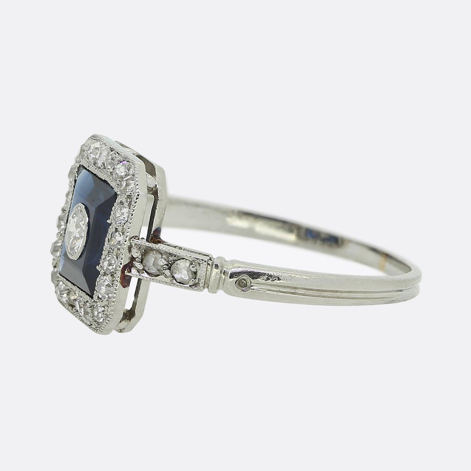 Hier haben wir einen wunderschönen Saphir- und Diamant-Cluster-Ring, der zu einer Zeit gefertigt wurde, als der Art-Déco-Stil auf dem Höhepunkt des Designs war. Ein einzelner, prinzessinnenförmiger Saphir mit einem satten, marineblauen Farbton sitzt