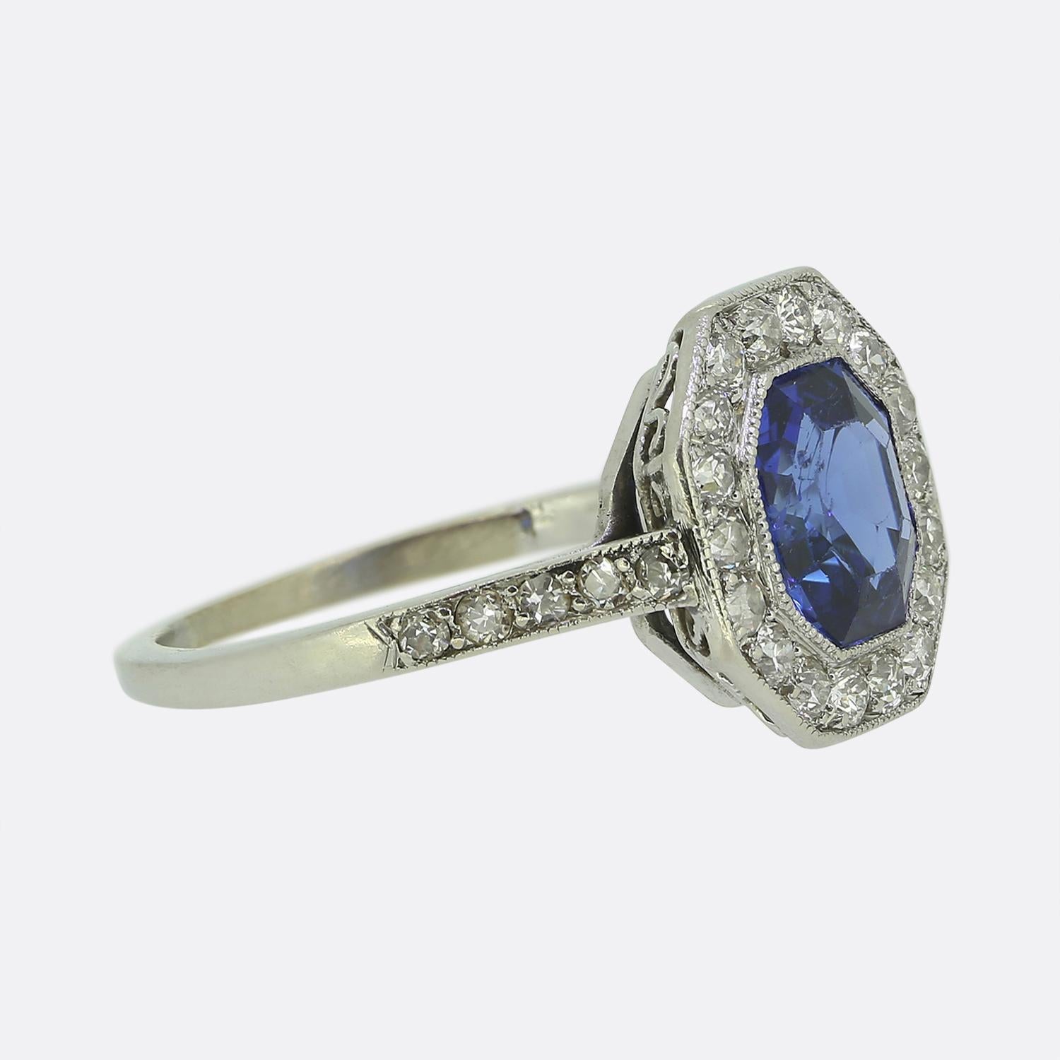 Art Deco Saphir- und Diamant-Cluster-Ring (Art déco) im Angebot