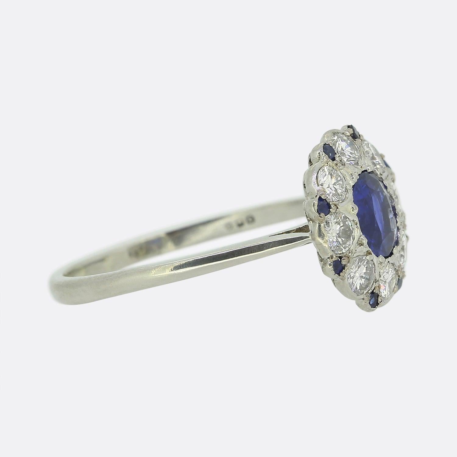 Art Deco Saphir- und Diamant-Cluster-Ring (Art déco) im Angebot