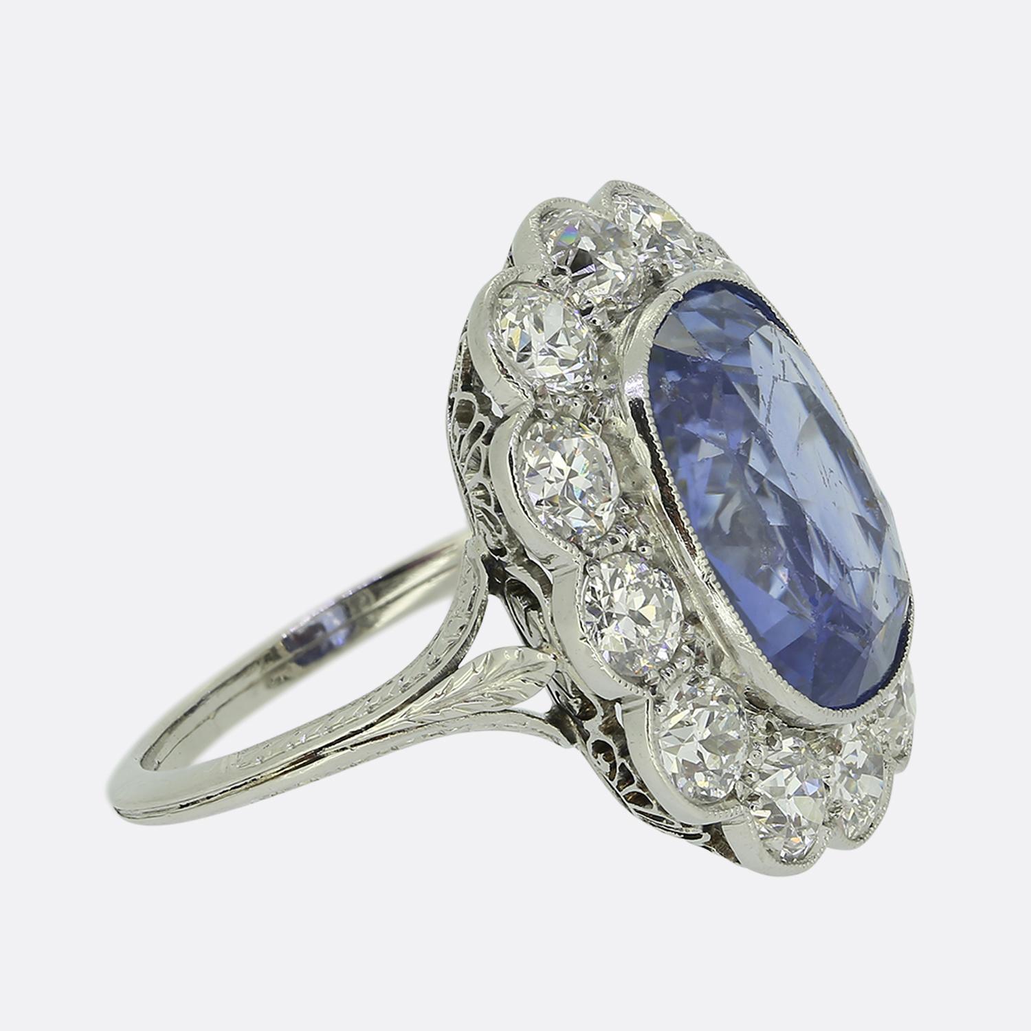 Anillo Art Decó de Zafiro y Diamantes en Racimo Corte oval en venta