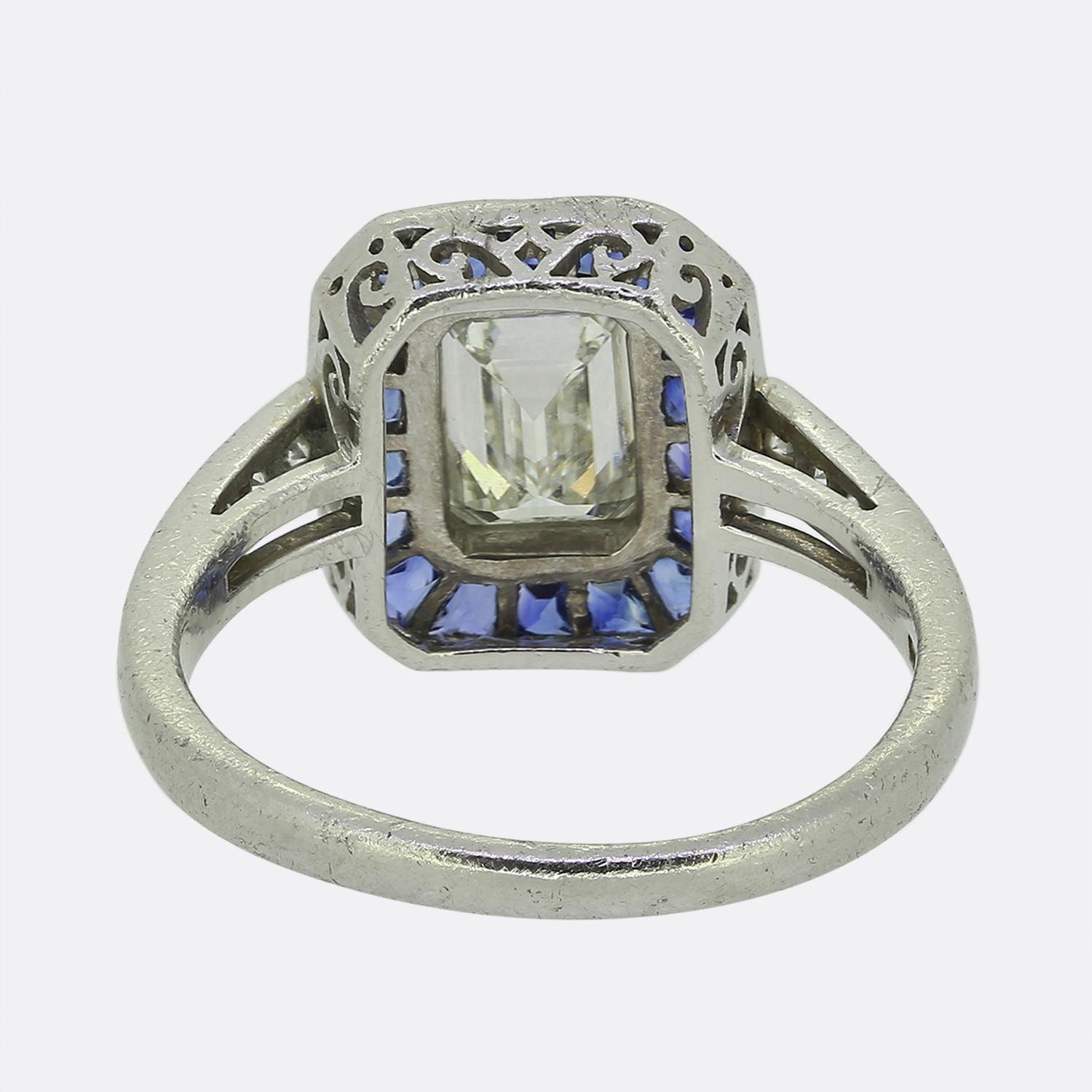 Art Deco Saphir- und Diamant-Cluster-Ring (Smaragdschliff) im Angebot