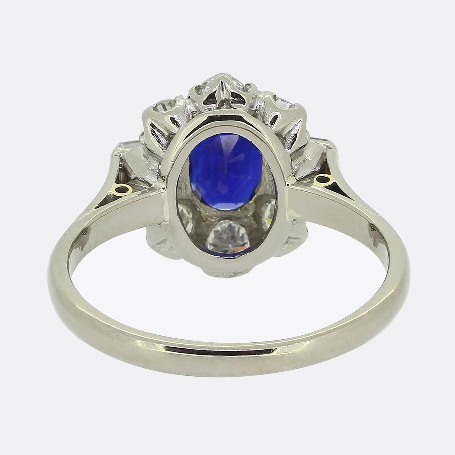 Art Deco Saphir- und Diamant-Cluster-Ring (Ovalschliff) im Angebot