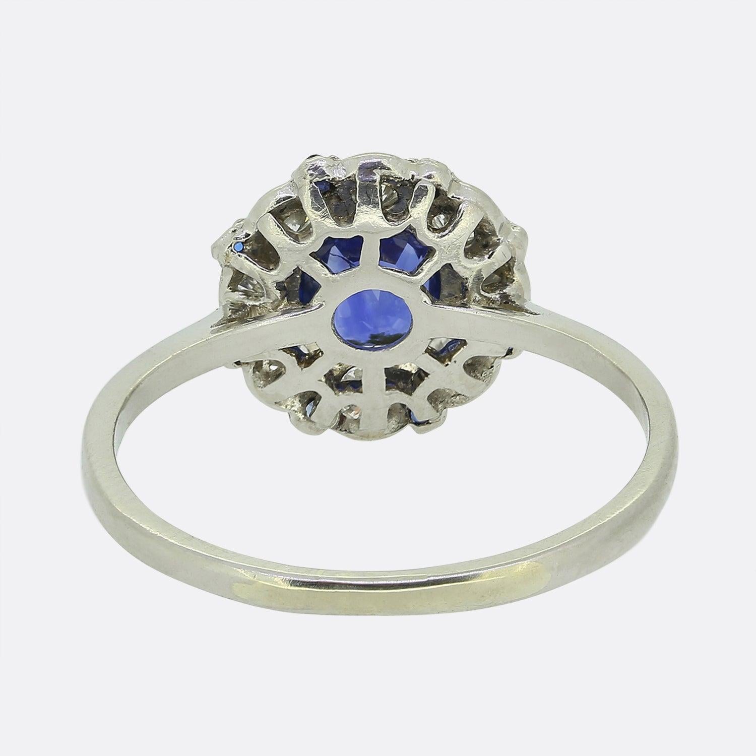 Art Deco Saphir- und Diamant-Cluster-Ring (Rundschliff) im Angebot