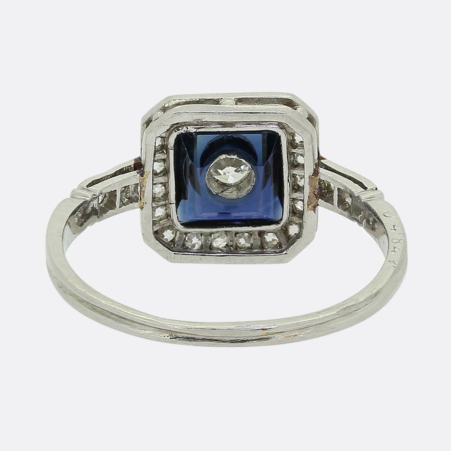 Art Deco Saphir- und Diamant-Cluster-Ring (Carréschliff) im Angebot