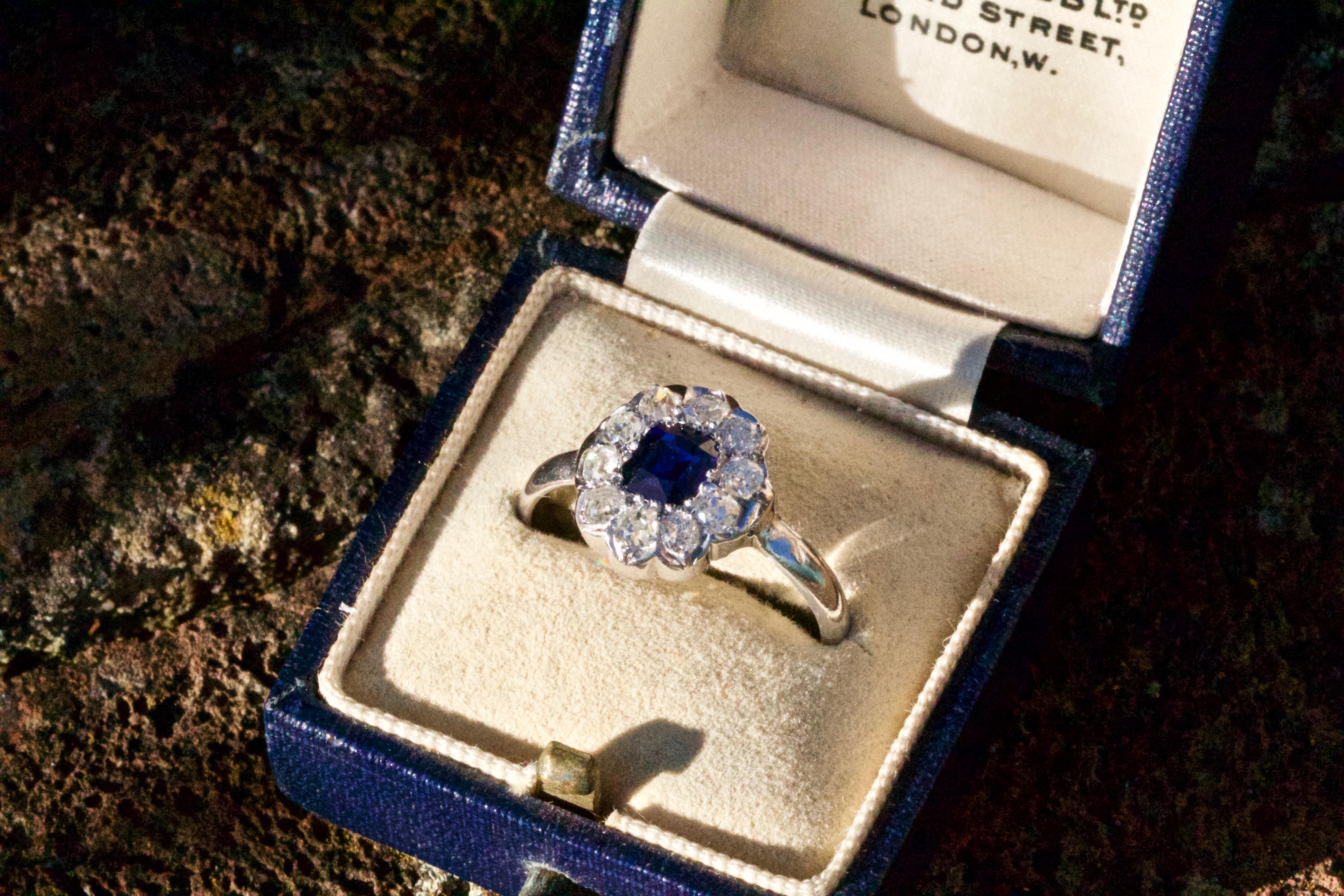 Art Deco Sapphire and Diamond Cluster Ring For Sale 2