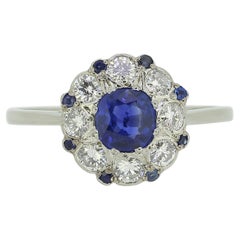 Anillo Art Decó de Zafiro y Diamantes en Racimo