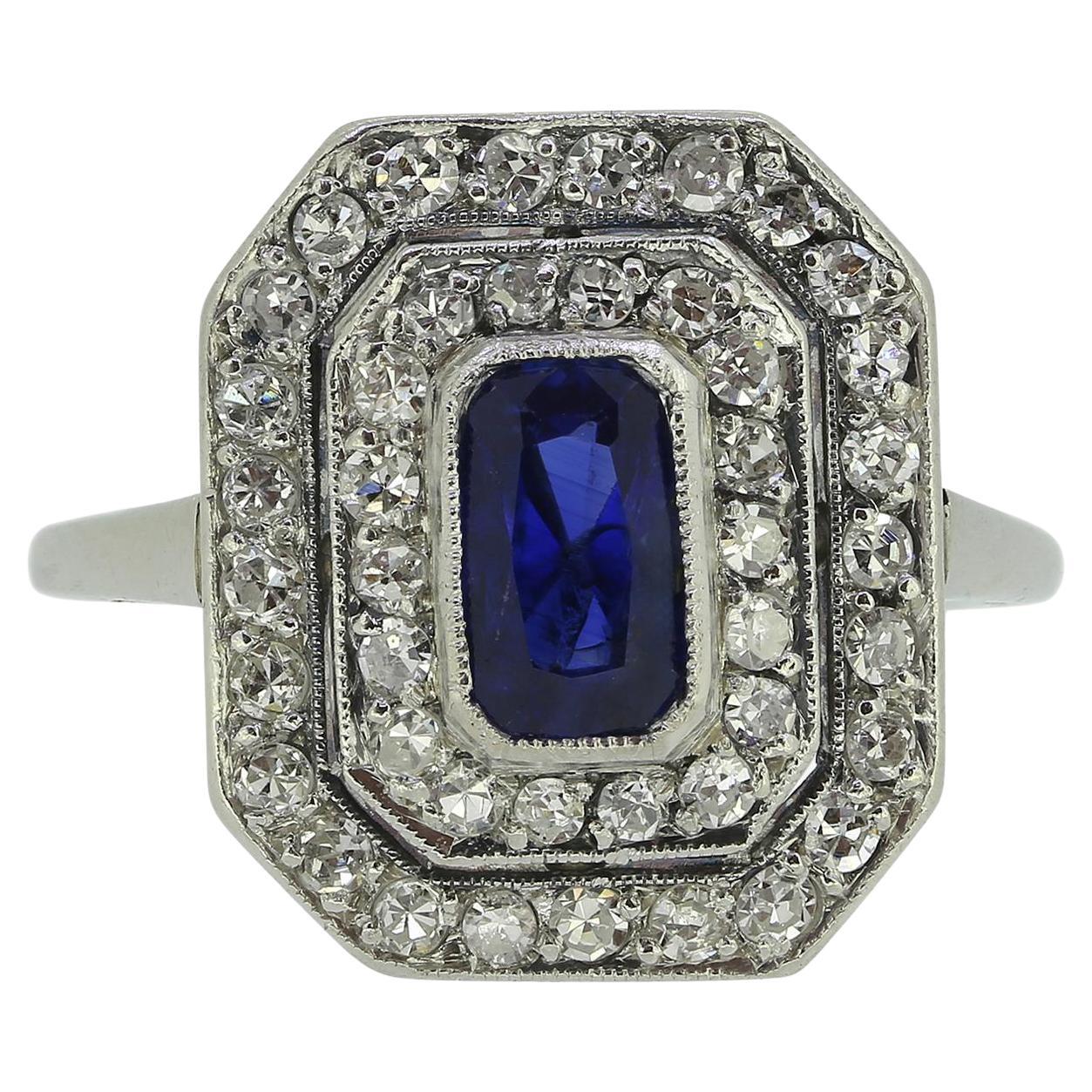 Art Deco Saphir- und Diamant-Cluster-Ring im Angebot