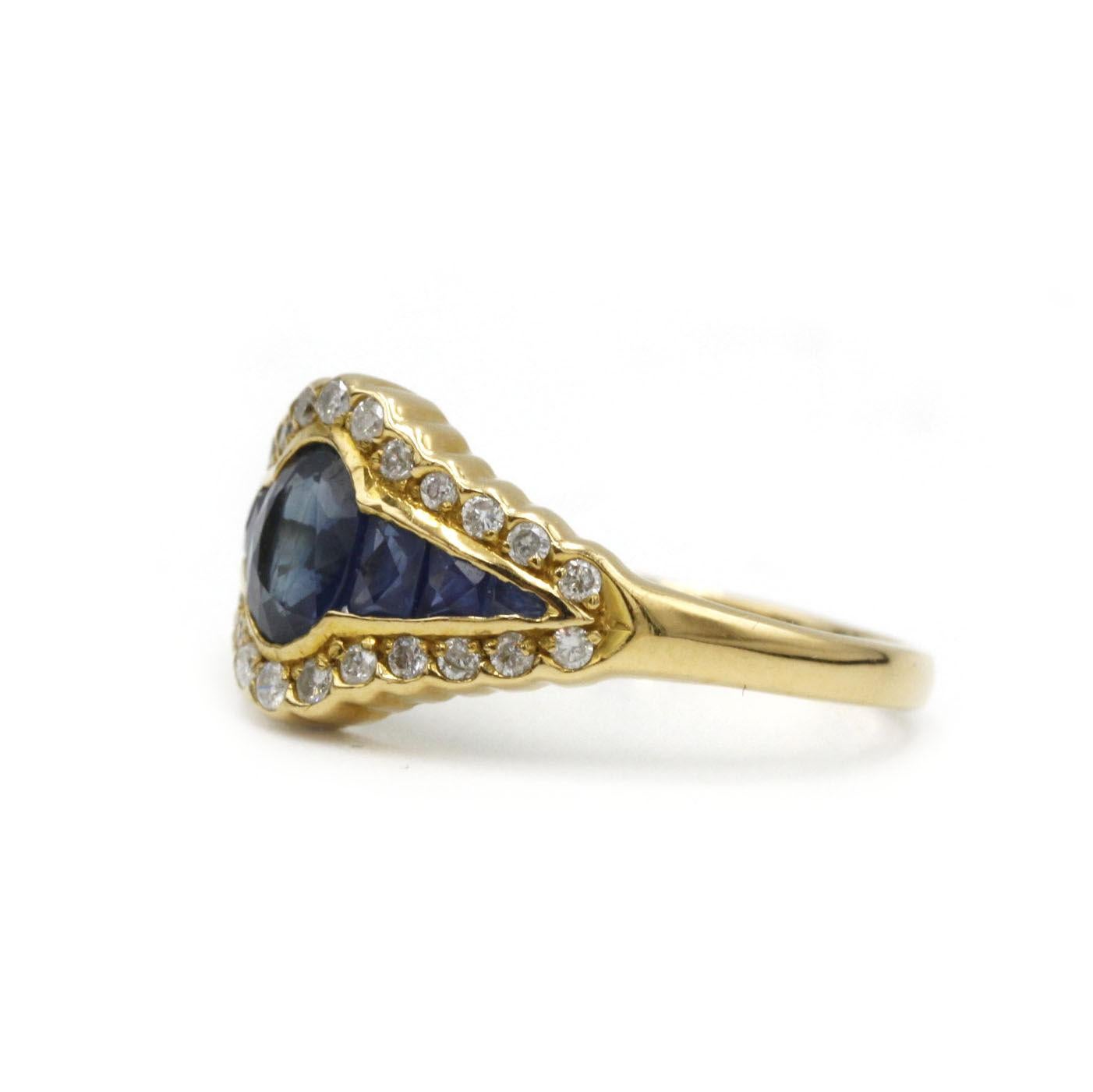 Entrez dans l'élégance de l'ère Art déco avec cette exquise bague de cocktail, réalisée en luxueux or jaune 18 carats. Avec un saphir captivant de 0,75 carat en son centre, flanqué de six autres saphirs et entouré de 26 diamants éblouissants de