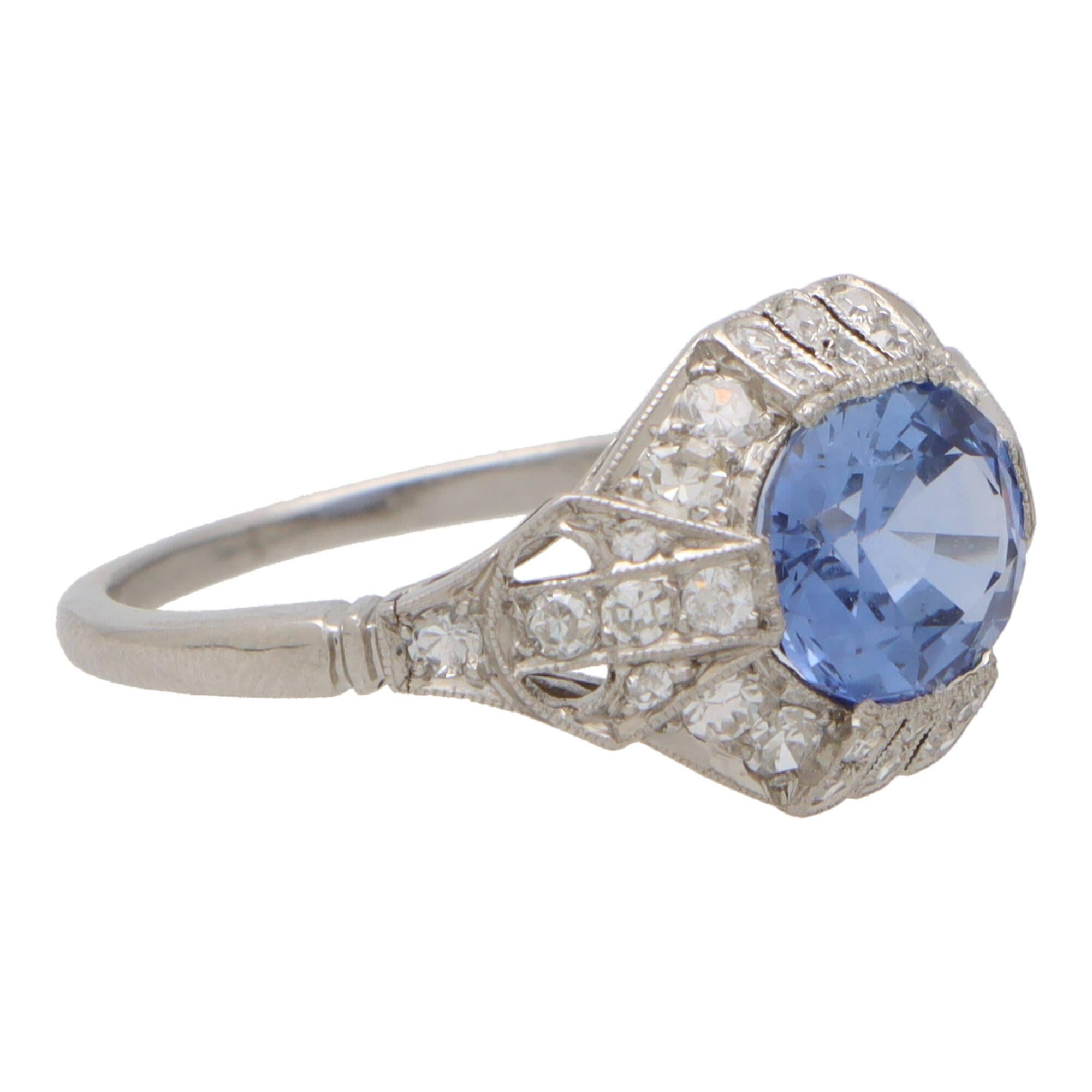 Geometrischer Art-Déco-Cluster-Ring aus Platin mit Saphiren und Diamanten (Ovalschliff)