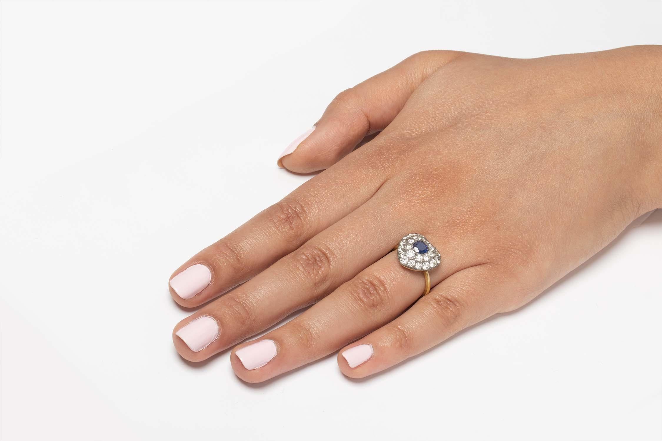 Art-Déco-Ring in Herzform mit Saphiren und Diamanten, ca. 1940er Jahre für Damen oder Herren im Angebot