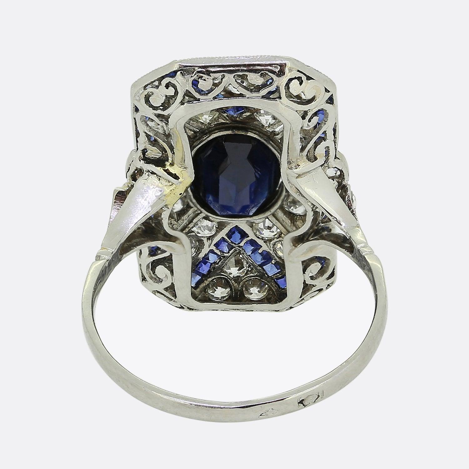 Taglio ovale Anello Art Deco con zaffiro e diamante a placca in vendita